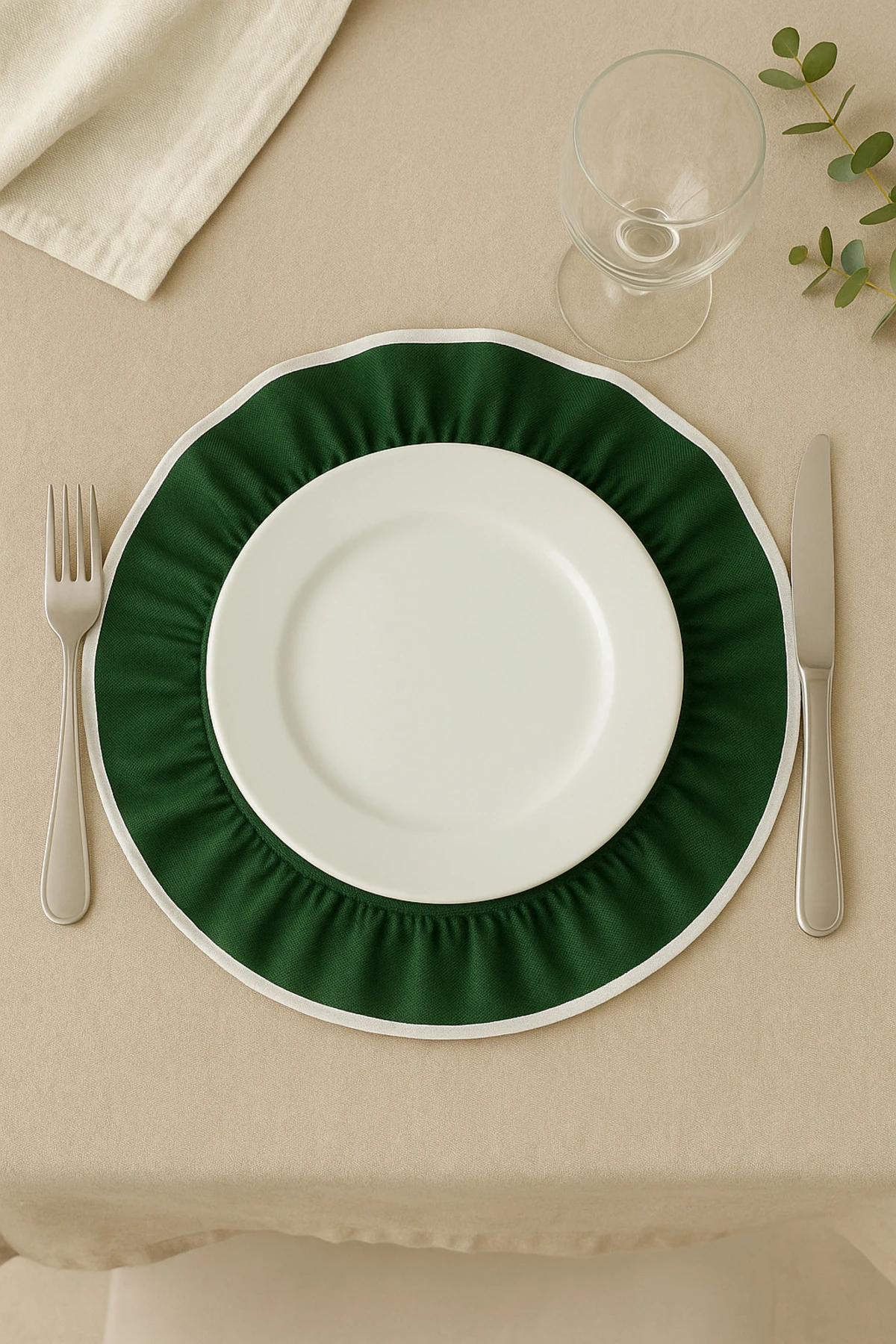 6'lı Yuvarlak Keten Amerikan Servis Seti – Beyaz, Siyah Biyeli Fırfır Kenar Tasarım - Yeşil