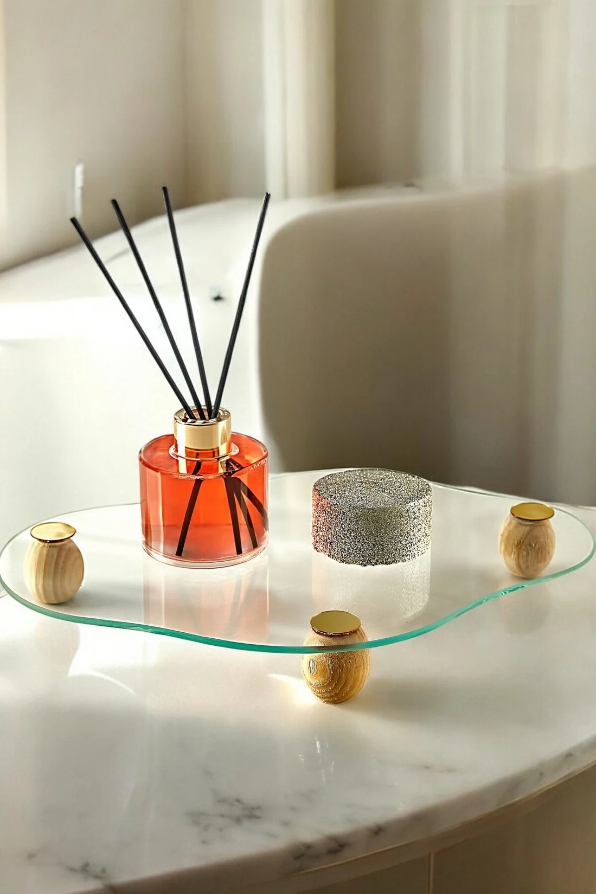 Ahşap Top Ayaklı Bulut Cam Tepsi – 32x23 cm Dekoratif Makyaj ve Takı Standı