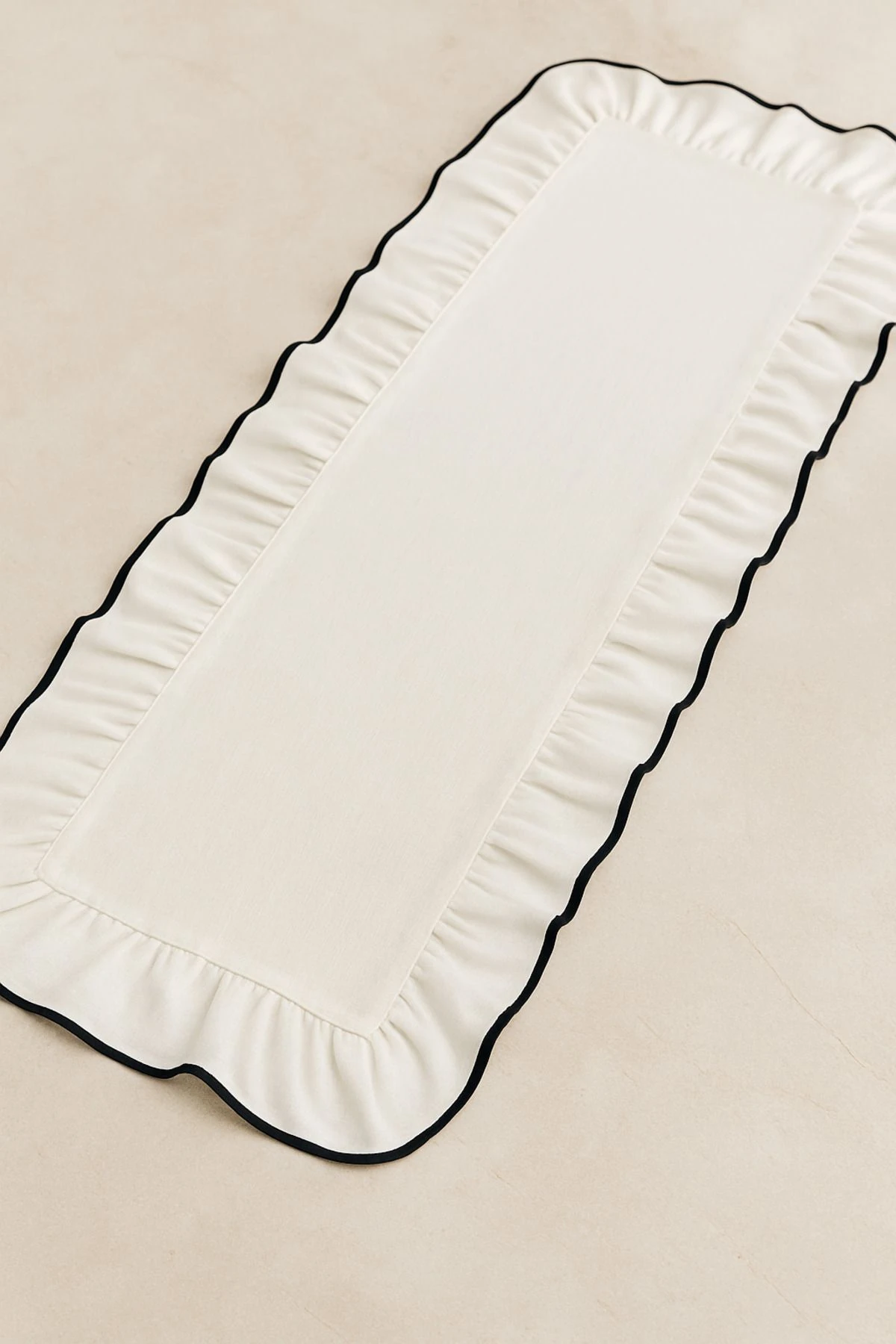 Fırfırlı Biyeli Keten Runner | Doğal Fırfırlı Runner - Sofra Dekorasyonu Için Şık Tasarım