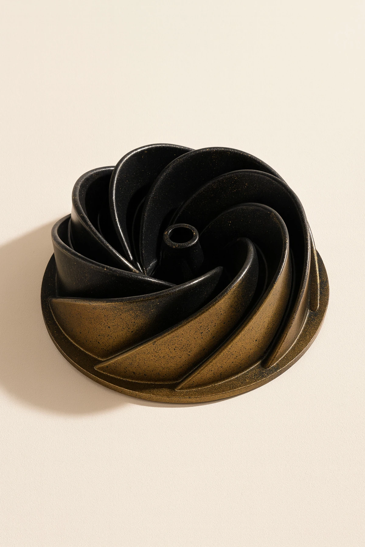 Döküm Granit Kek Kalıbı – Rüzgâr Formlu Yapışmaz Kek Kalıbı