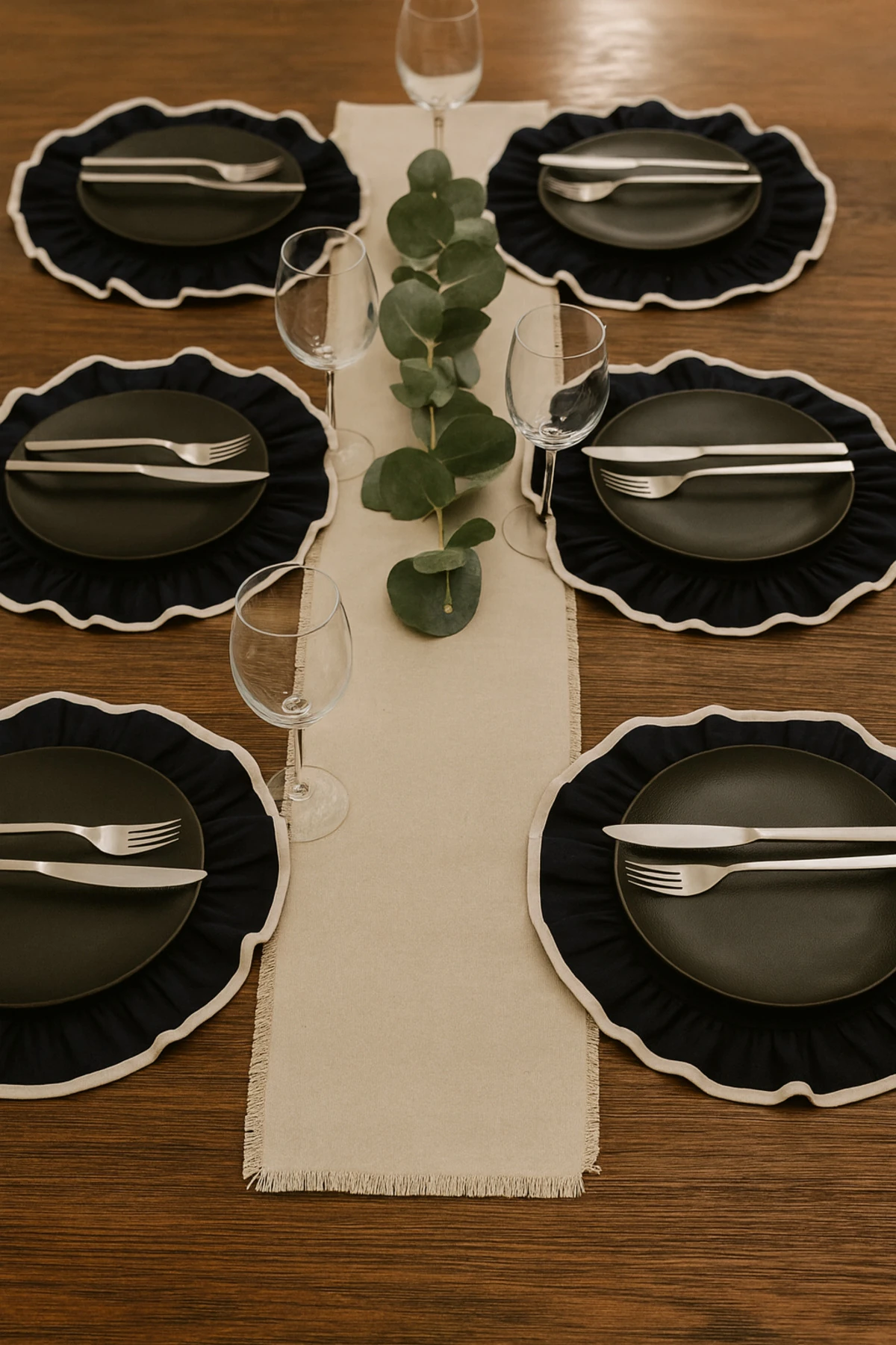 6'lı Yuvarlak Keten Amerikan Servis Seti – Beyaz, Siyah Biyeli Fırfır Kenar Tasarım - Siyah