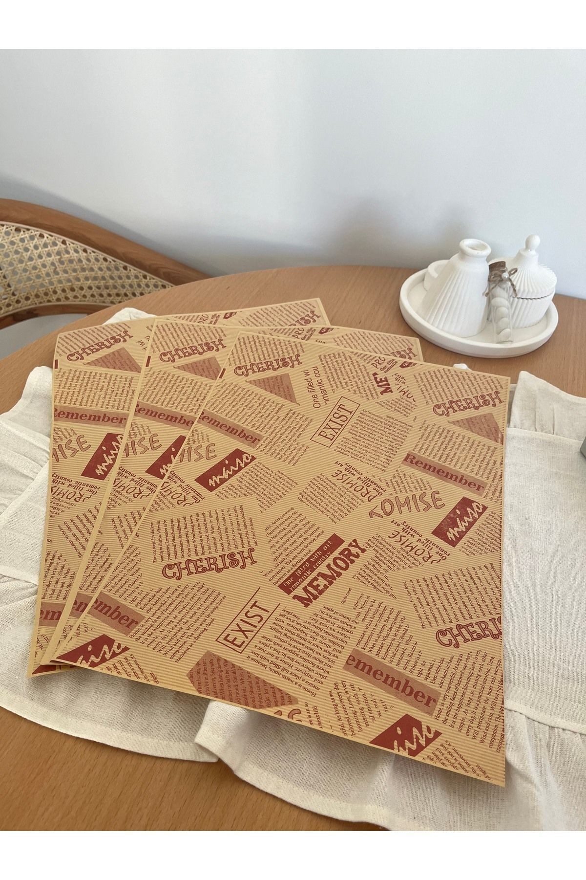 50 Adet Kraft Vintage Gazete Desenli Sunum Kağıdı – Yağlı ve Nostaljik Kağıt Seti
