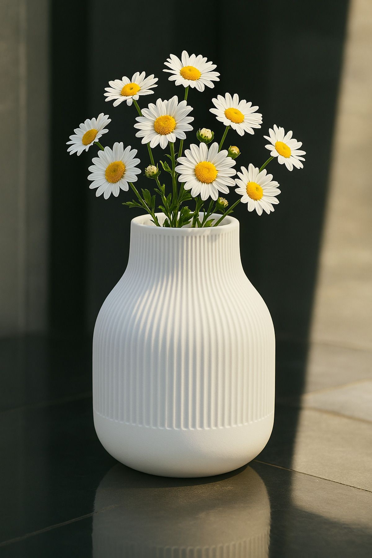 Modern Çizgili Mat Beyaz Dekoratif Vazo – Seramik Minimal Tasarım