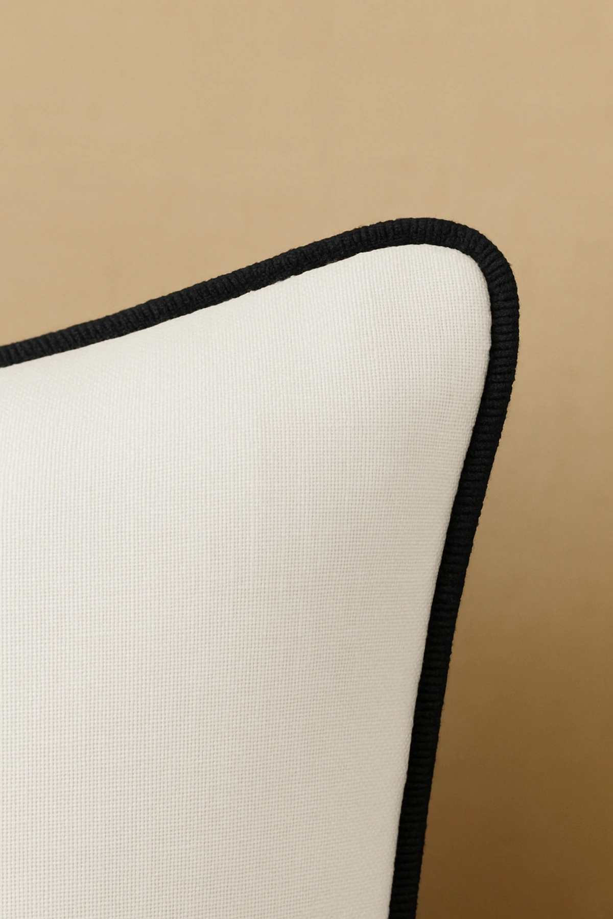 Biyeli Keten Kırlent Kılıfı 43x43 cm – Siyah Biyeli Beyaz