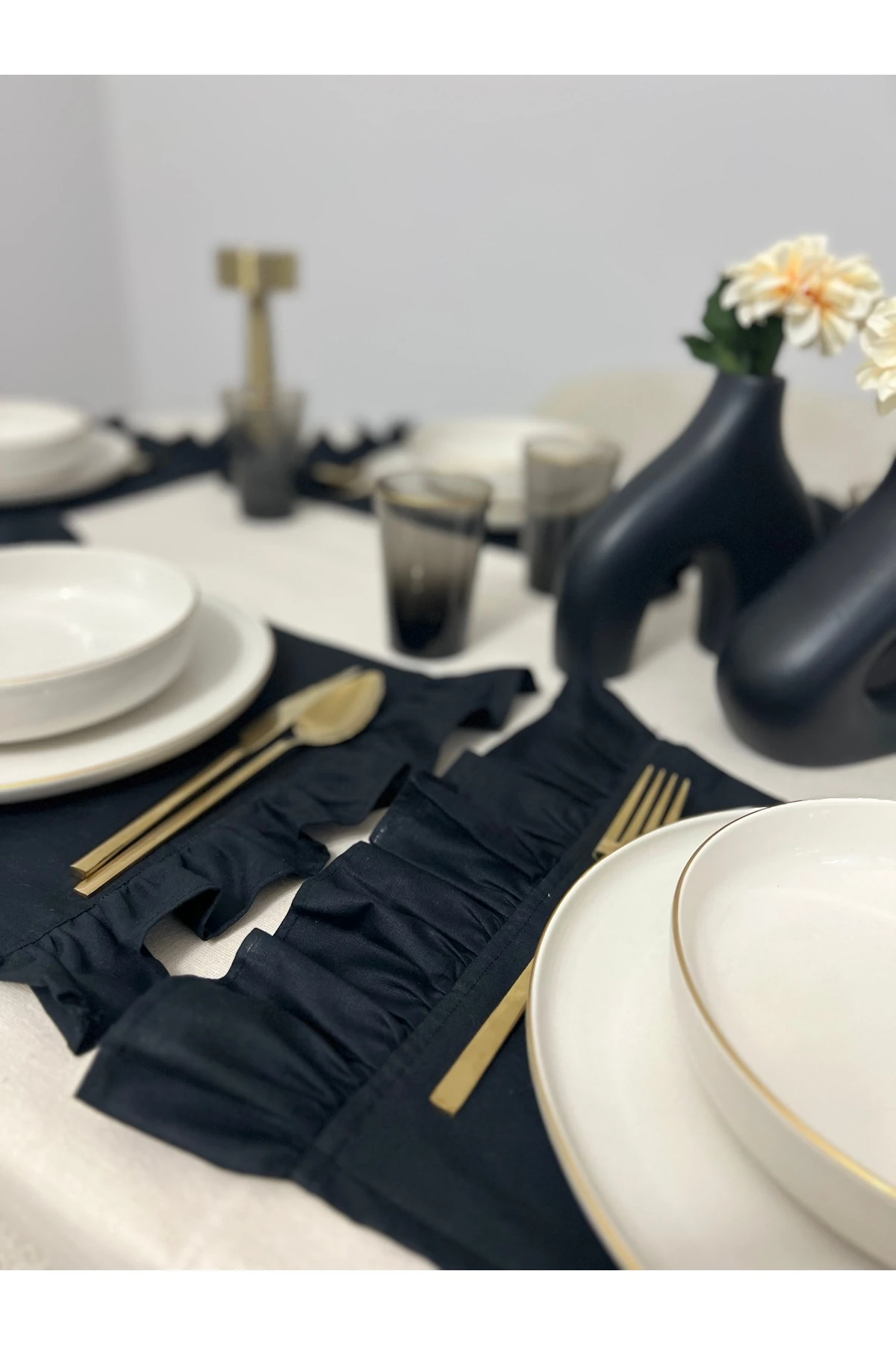 6'lı Siyah Fırfırlı Pamuk Keten Amerikan Servis Ve Supla - Fırfırlı 6'lı Siyah Fırfırlı Pamuk Keten Amerikan Servis & Supla Seti – Dikdörtgen, %100 Pamuk Keten, Şık Sofra Sunumu