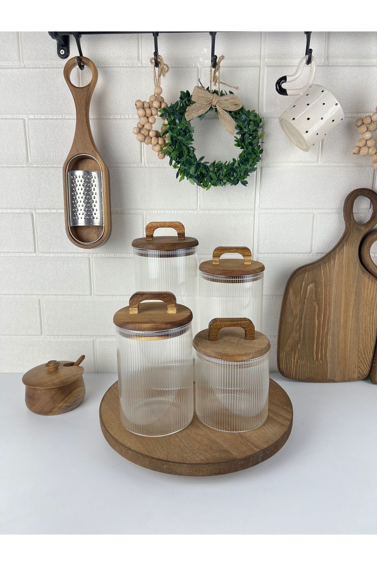 Akasya Standlı 4’lü Cam Kavanoz Seti – Vakum Kapaklı