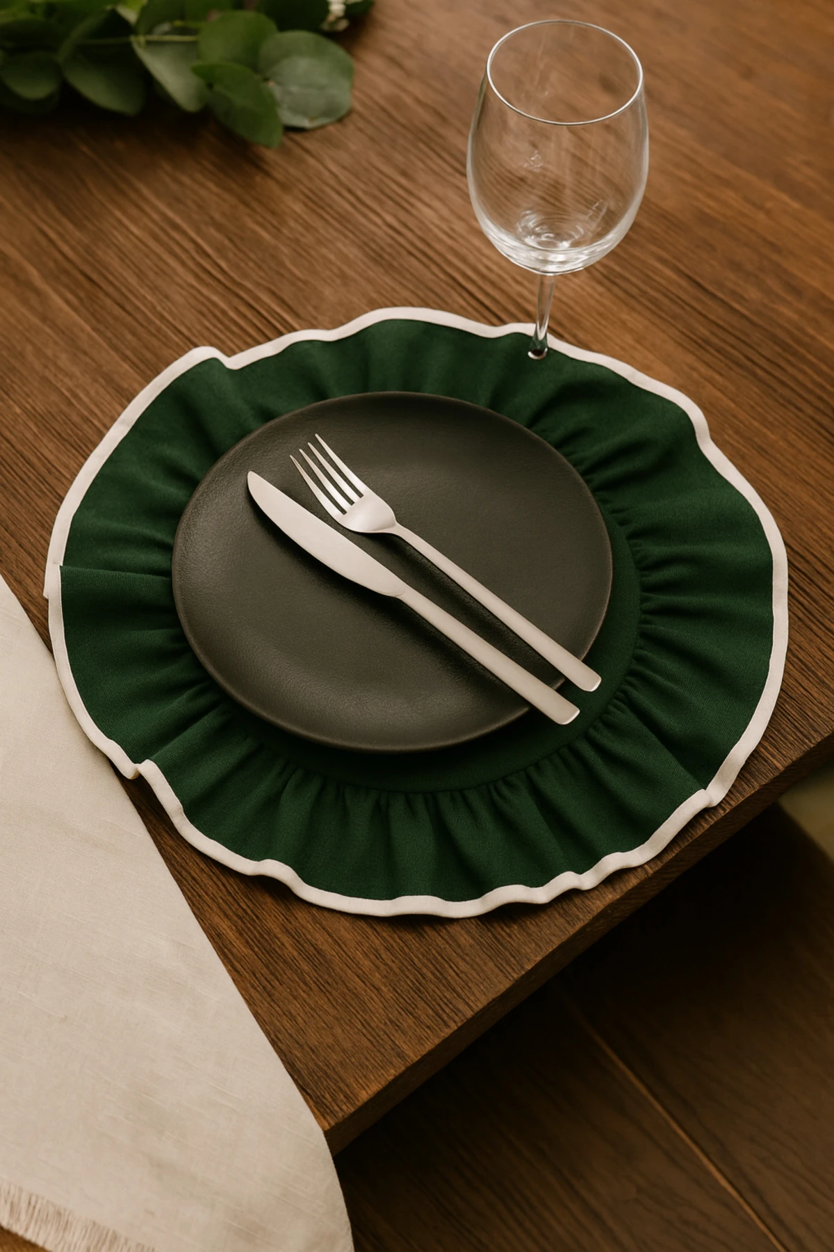 6'lı Yuvarlak Keten Amerikan Servis Seti – Beyaz, Siyah Biyeli Fırfır Kenar Tasarım - Yeşil