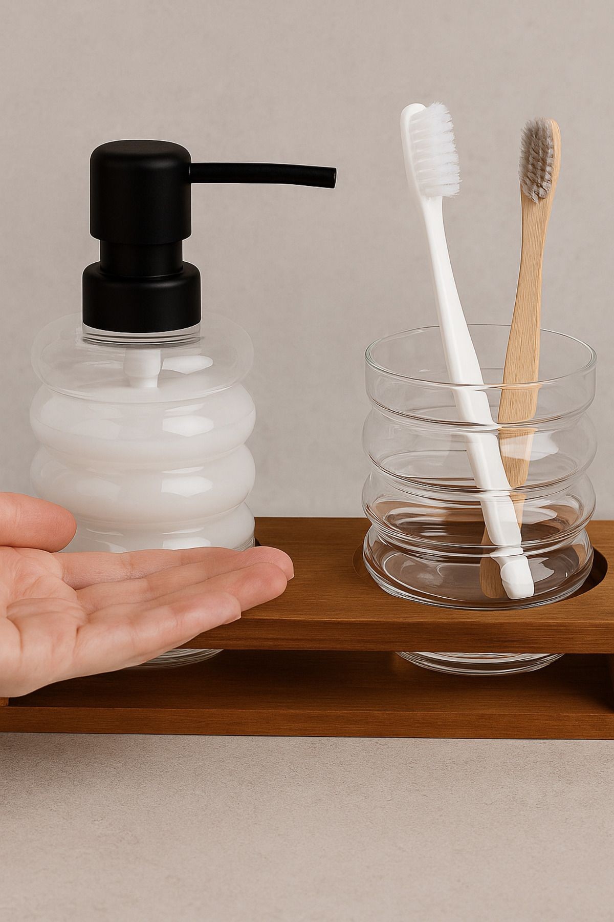 Akasya Standlı Cam Banyo Sabunluk ve Diş Fırçalık Seti – Şeffaf Cam Banyo Aksesuarı
