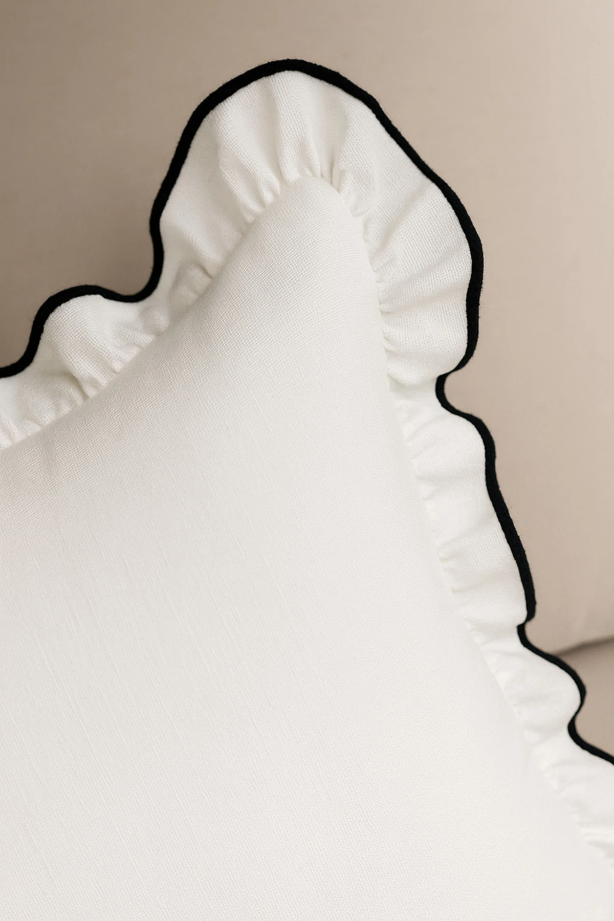 Biyeli Fırfırlı Kırlent Kılıfı - Dekoratif Yastık Kılıfı