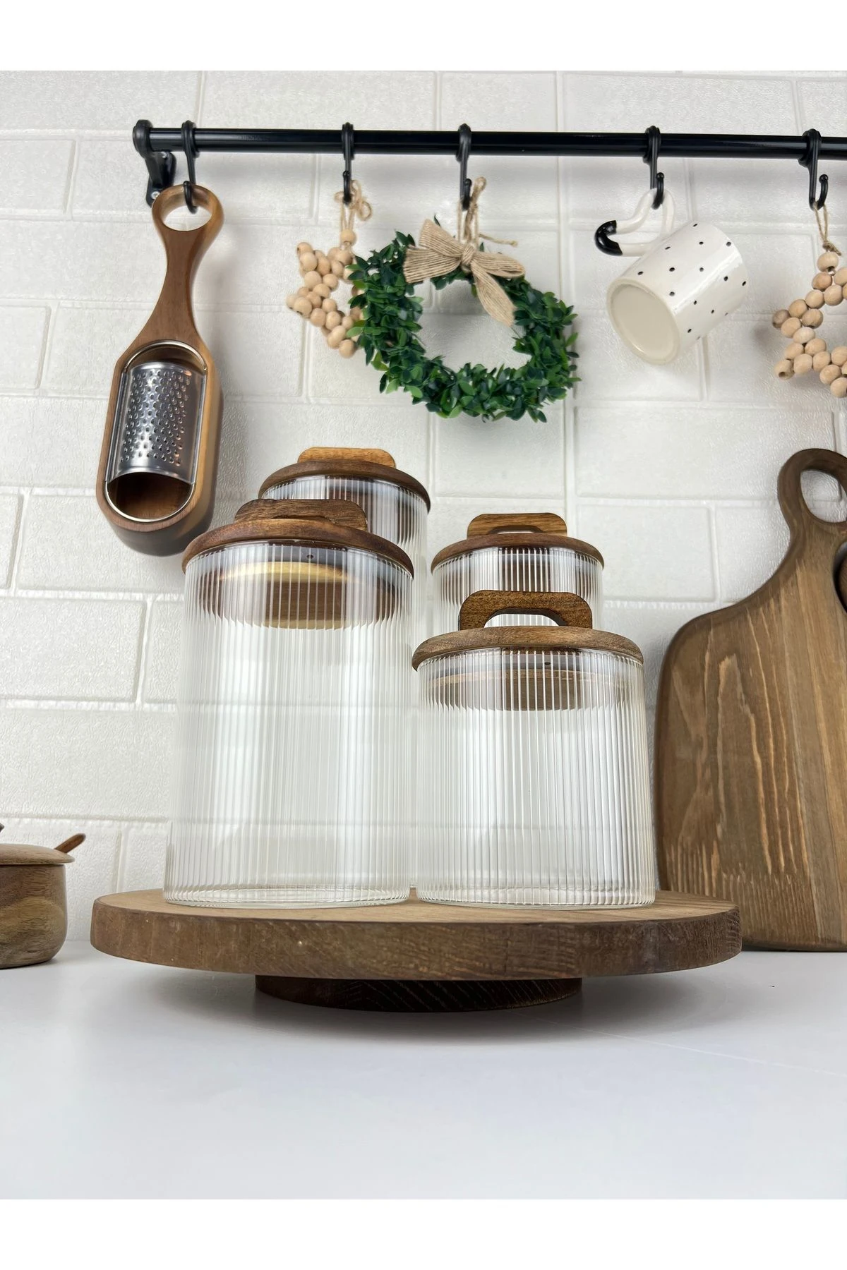 Akasya Standlı 4’lü Cam Kavanoz Seti – Vakum Kapaklı