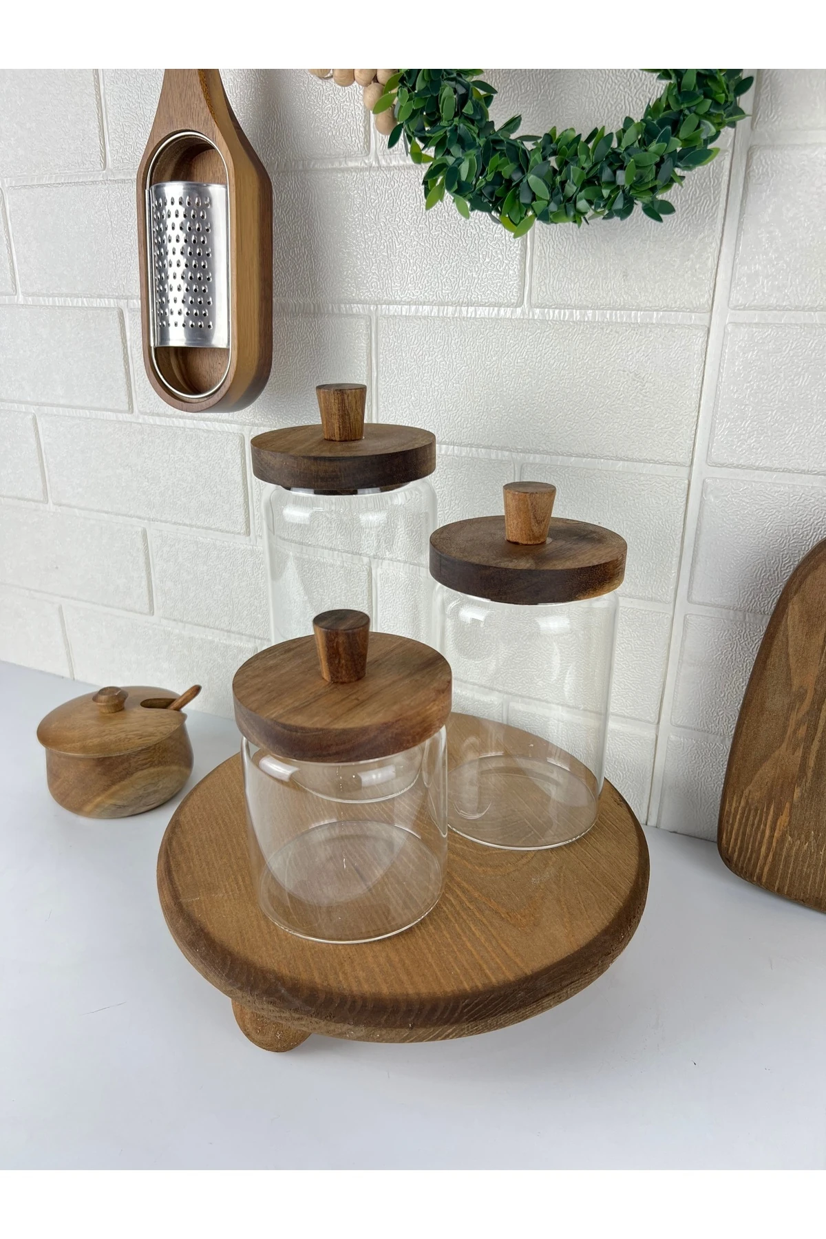Akasya Kapaklı Ahşap Standlı 3’lü Cam Kavanoz Seti – Çay Kahve Şeker Kavanozu
