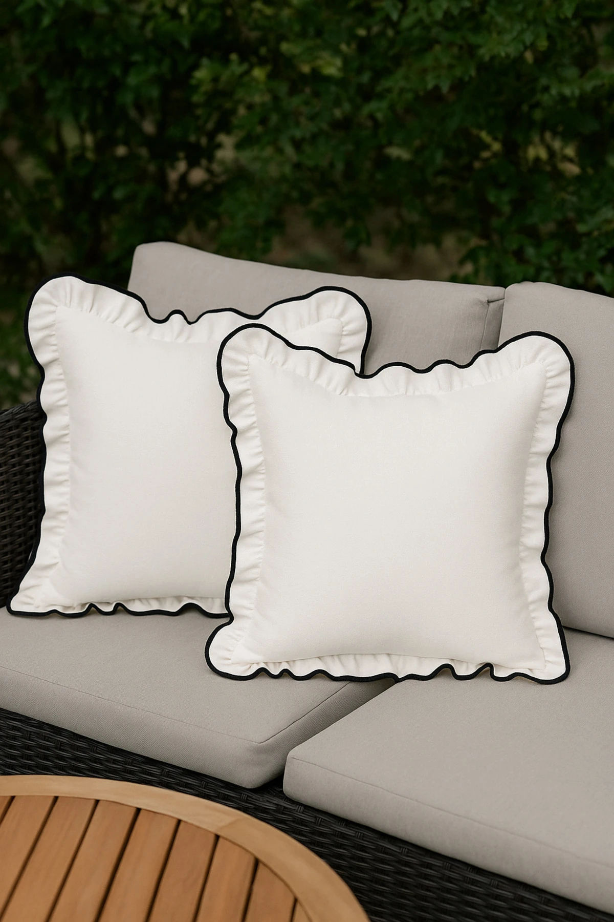 Biyeli Fırfırlı Kırlent Kılıfı - Dekoratif Yastık Kılıfı