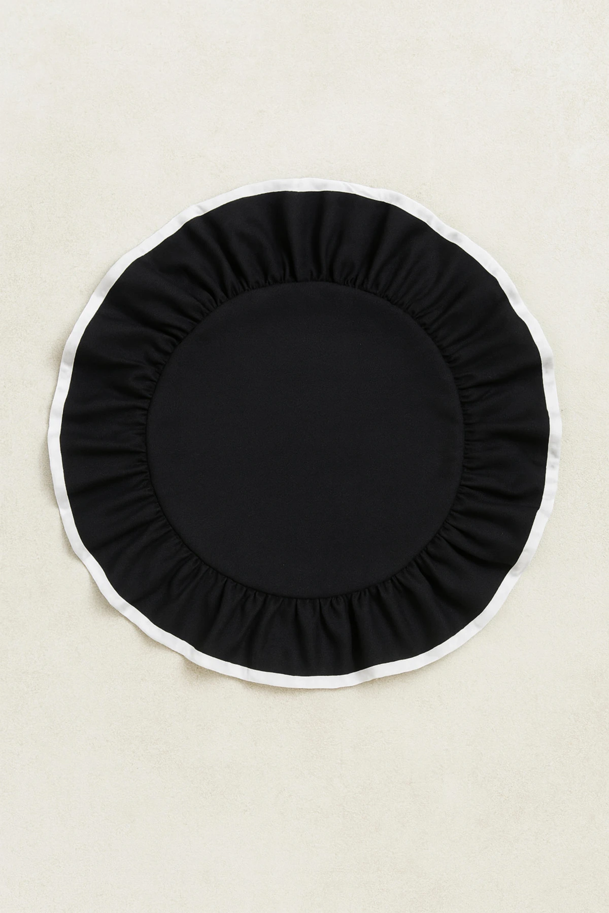 6'lı Yuvarlak Keten Amerikan Servis Seti – Beyaz, Siyah Biyeli Fırfır Kenar Tasarım - Siyah