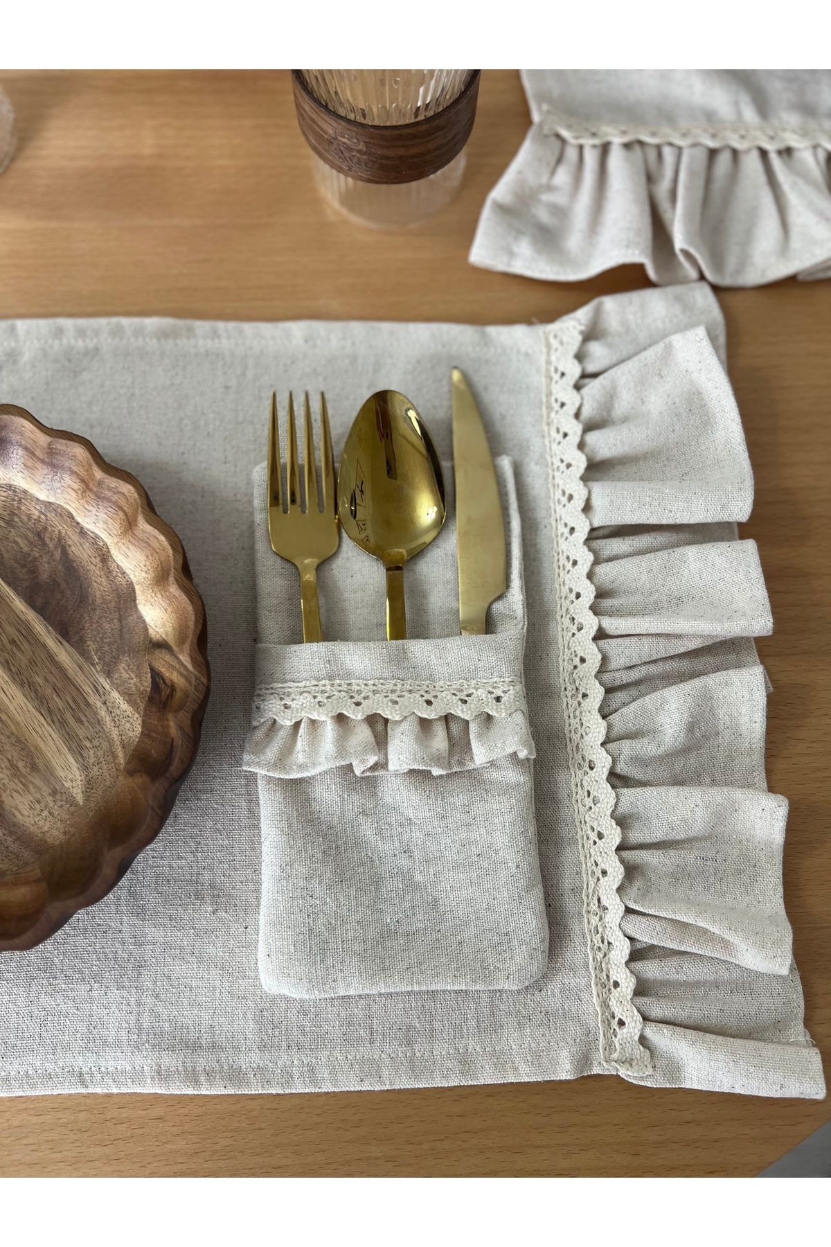 2’li Ham Keten Kaşıklık ve Peçetelik – Dantel Detaylı, Doğal Sofra Aksesuarı
