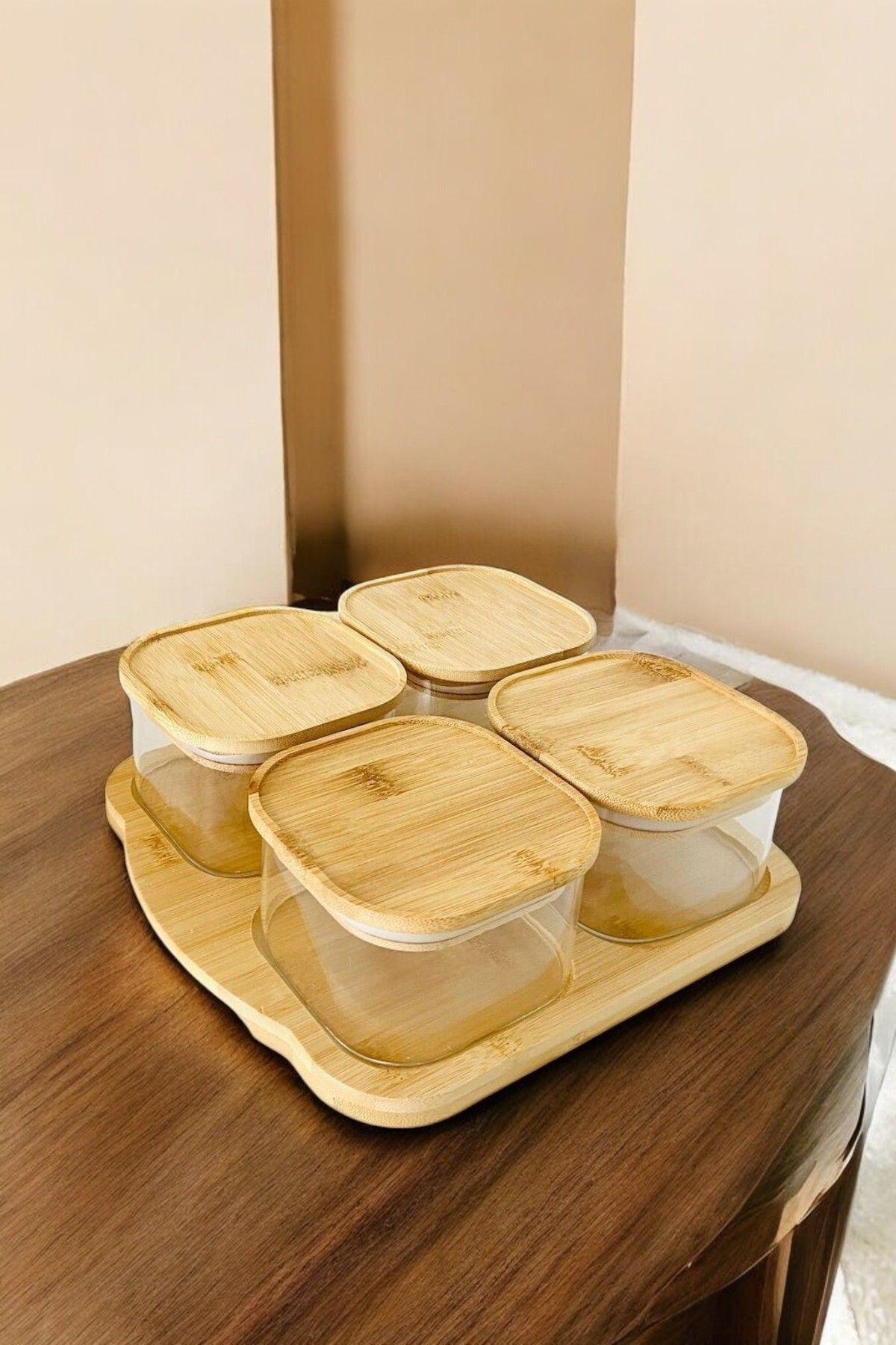 4'lü Vakum Kapaklı Borosilikat Cam Kahvaltılık Set – Bambu Tepsili Hava Geçirmez Saklama Kabı