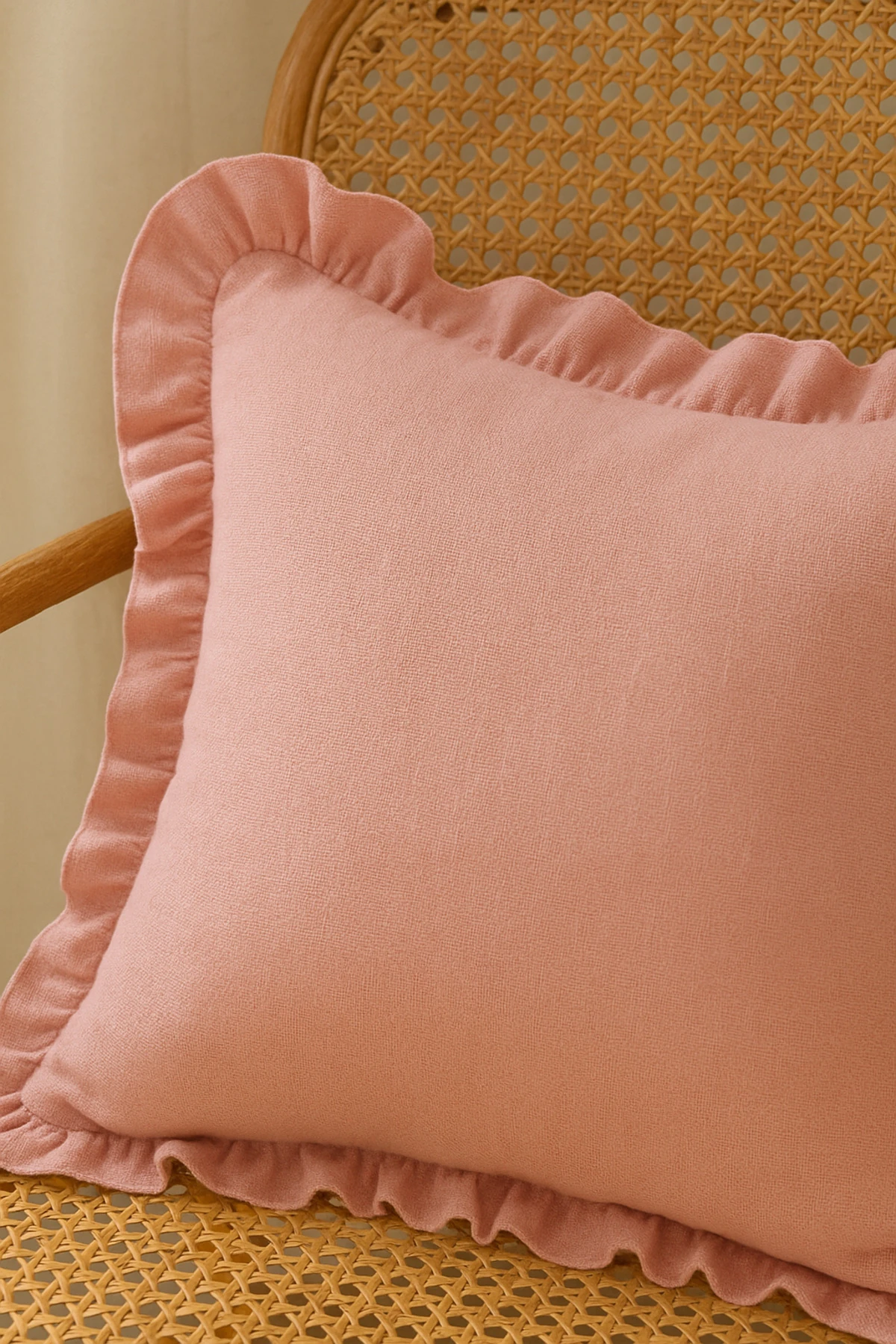 Pembe Ham Keten Fırfırlı Vintage Kırlent Kılıfı 43x43 cm - Pembe Kırlent