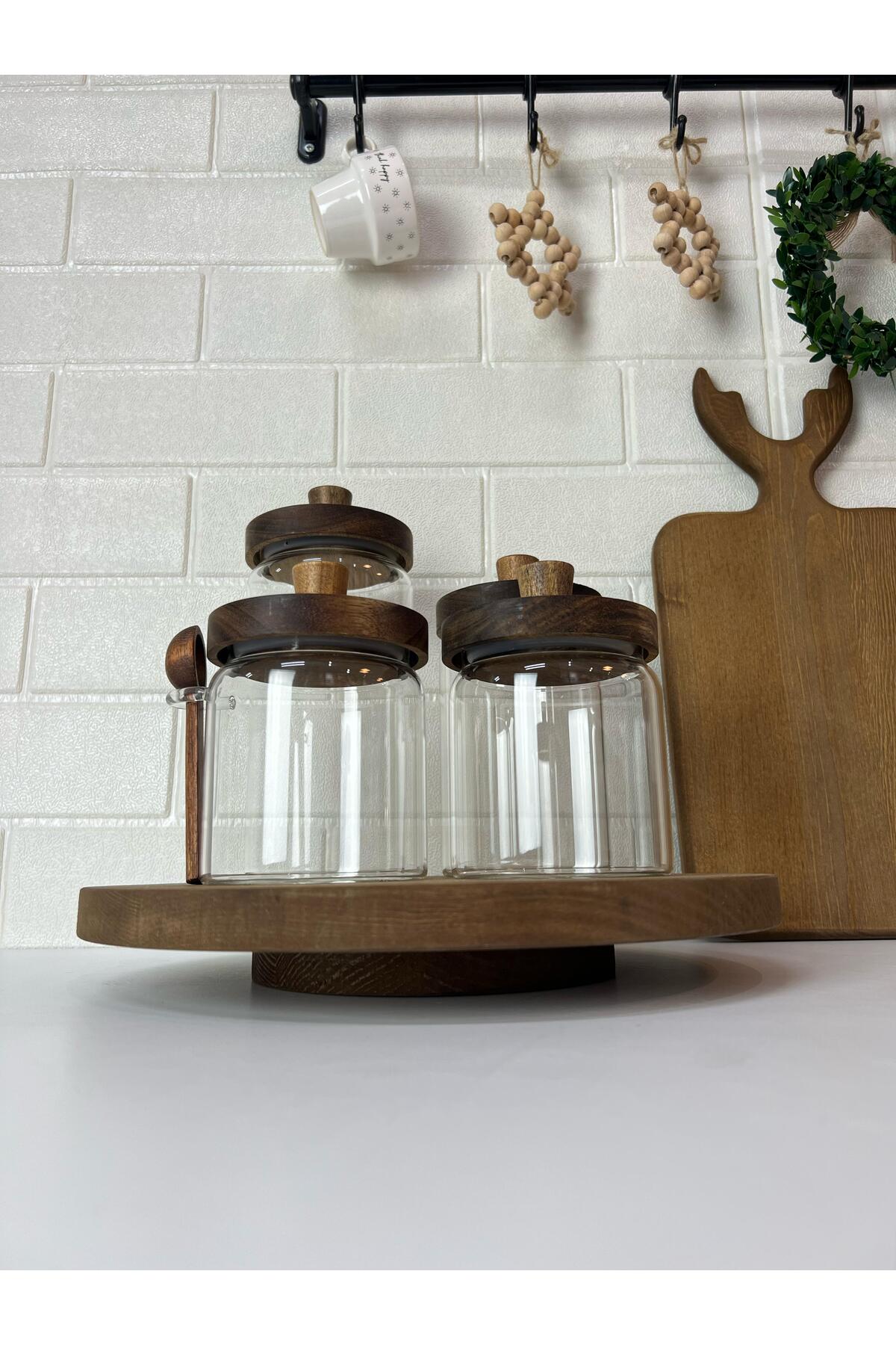 Akasya Kapaklı Cam Kavanoz Seti – Döner Ahşap Altlıklı Kavanoz Seti (6 Parça)