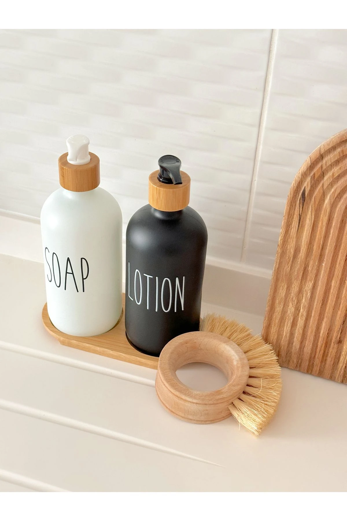 2’li Siyah Beyaz Cam Sabunluk Seti – Bambu Altlıklı 500 ml Şık Dispenser Takımı