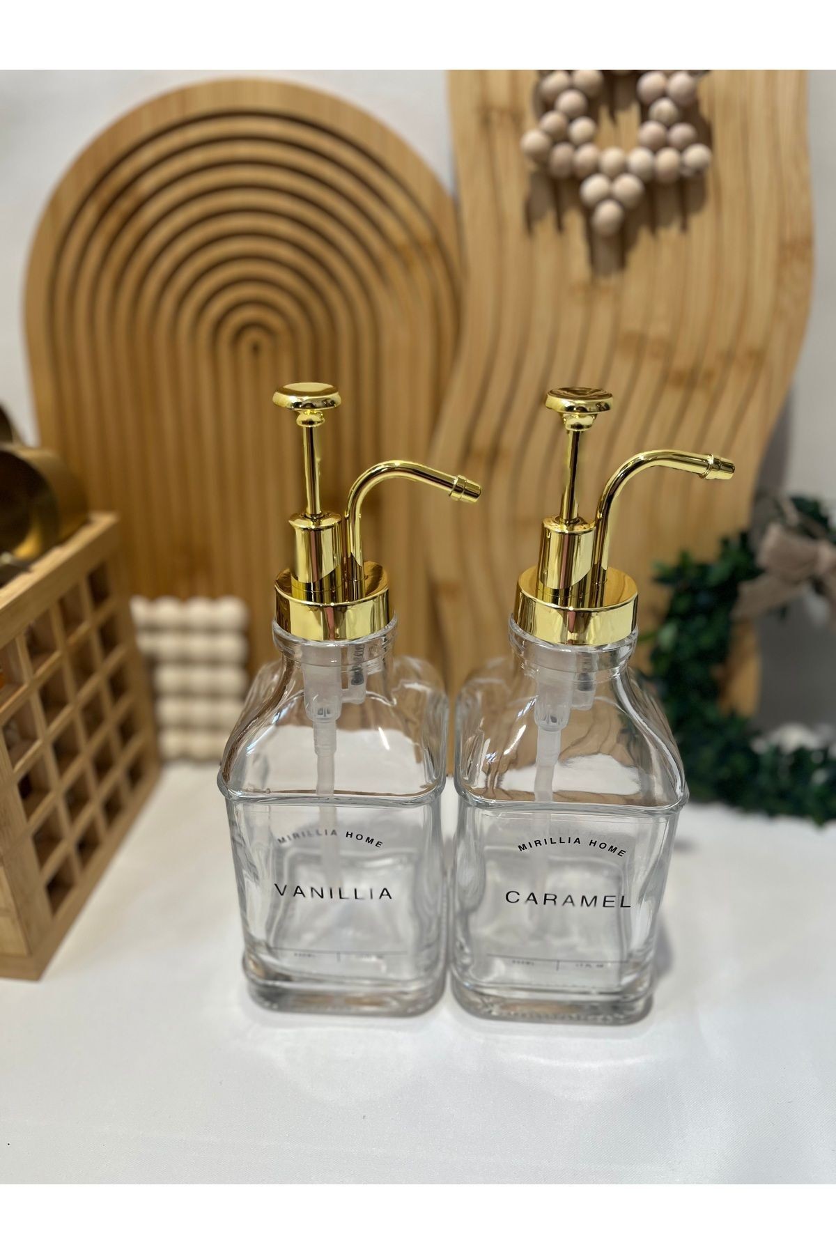 2’li Gold Kristal Cam Sabunluk ve Şurupluk Seti – Pompalı Yağdanlık ve Etiketli Tasarım