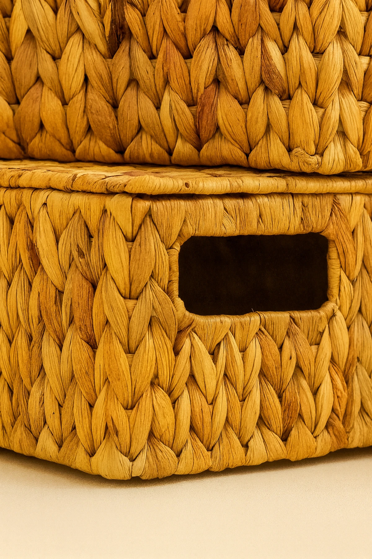 Kapaklı Doğal Hasır Sepet Seti | 3’lü Düzenleyici Kutular – El Örgüsü, Dekoratif ve Fonksiyonel