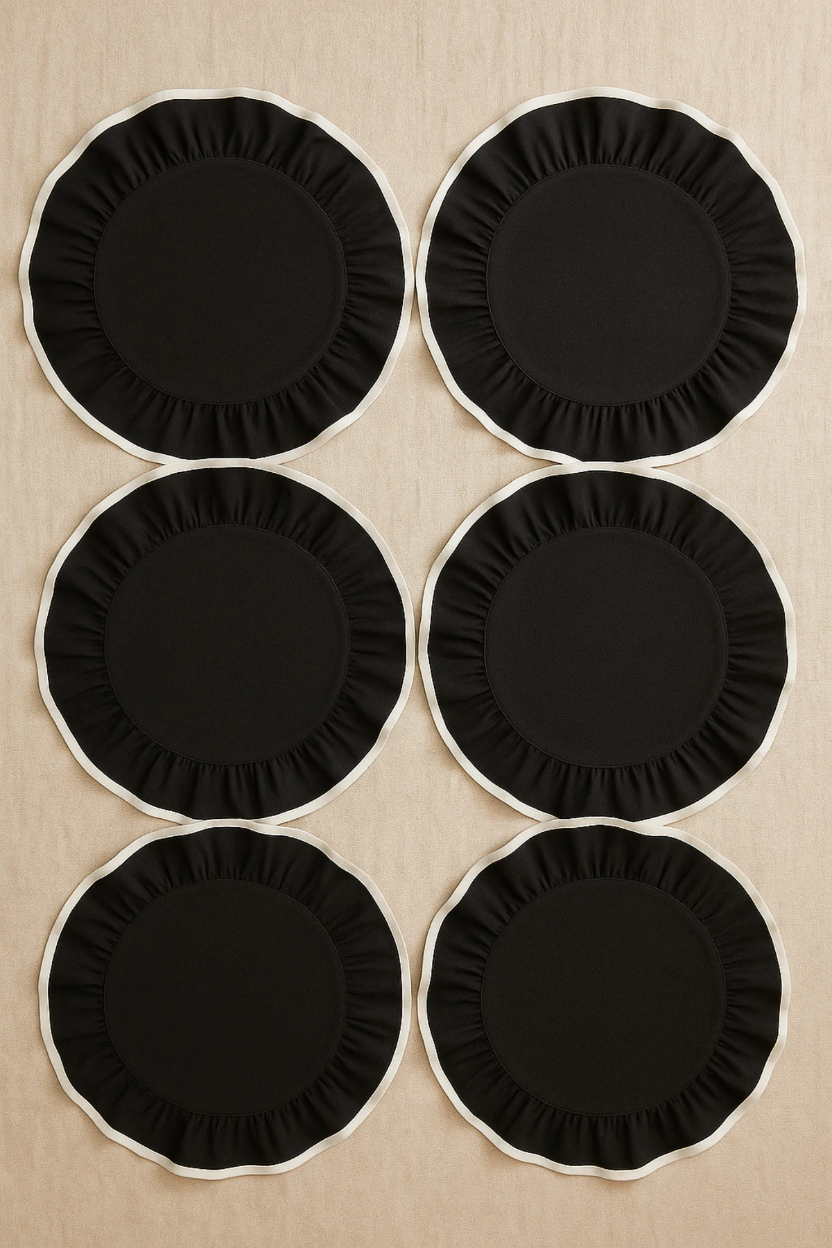 6'lı Yuvarlak Keten Amerikan Servis Seti – Beyaz, Siyah Biyeli Fırfır Kenar Tasarım - Siyah