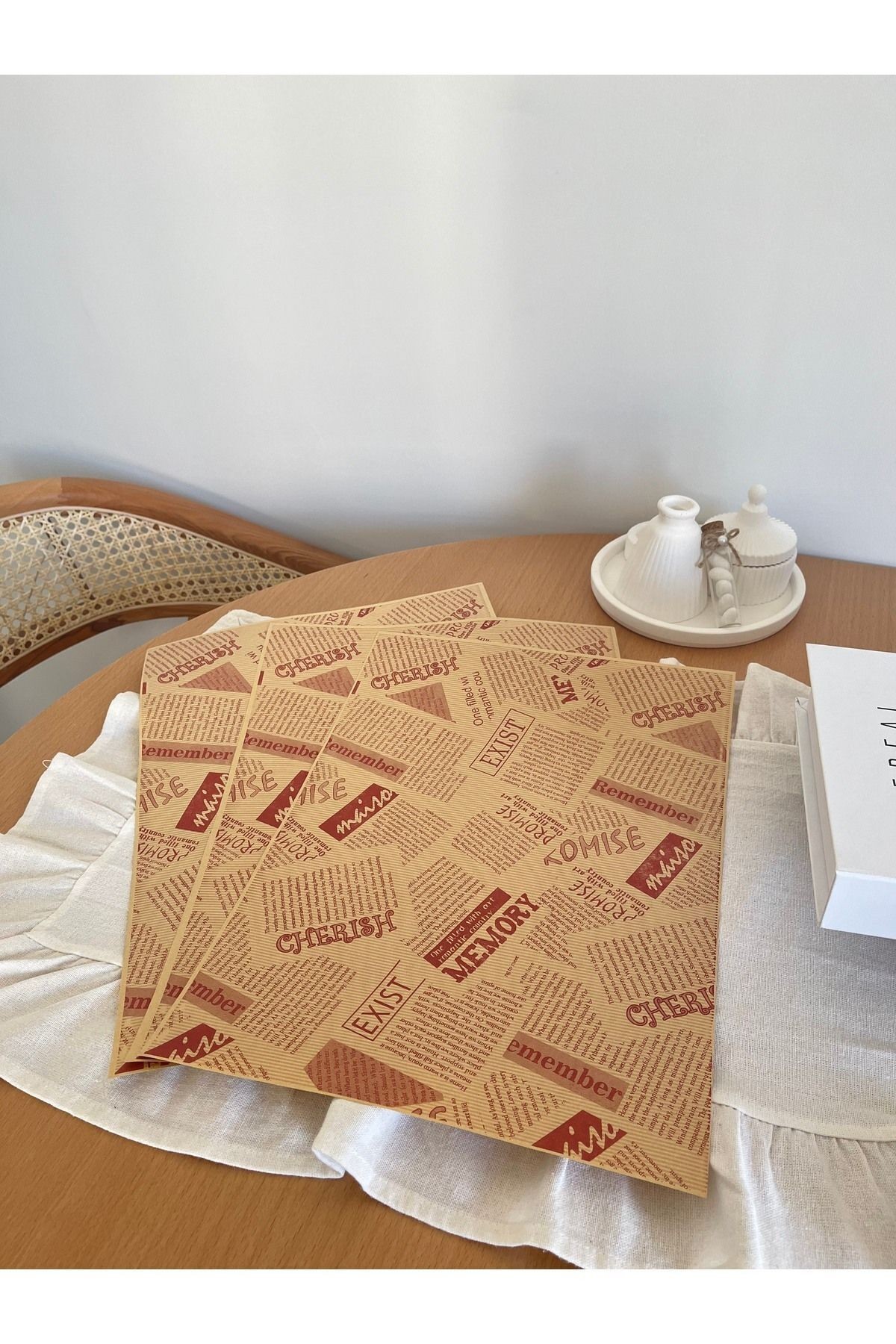 50 Adet Kraft Vintage Gazete Desenli Sunum Kağıdı – Yağlı ve Nostaljik Kağıt Seti