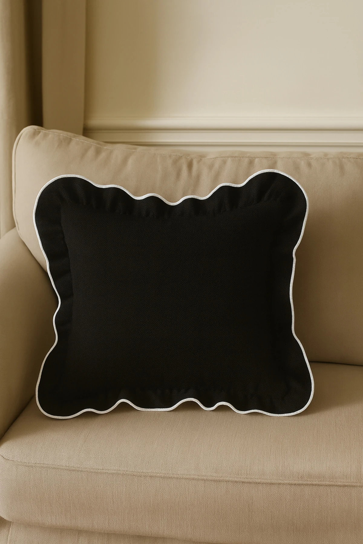 Biyeli Fırfırlı Kırlent Kılıfı - Dekoratif Yastık Kılıfı - Siyah