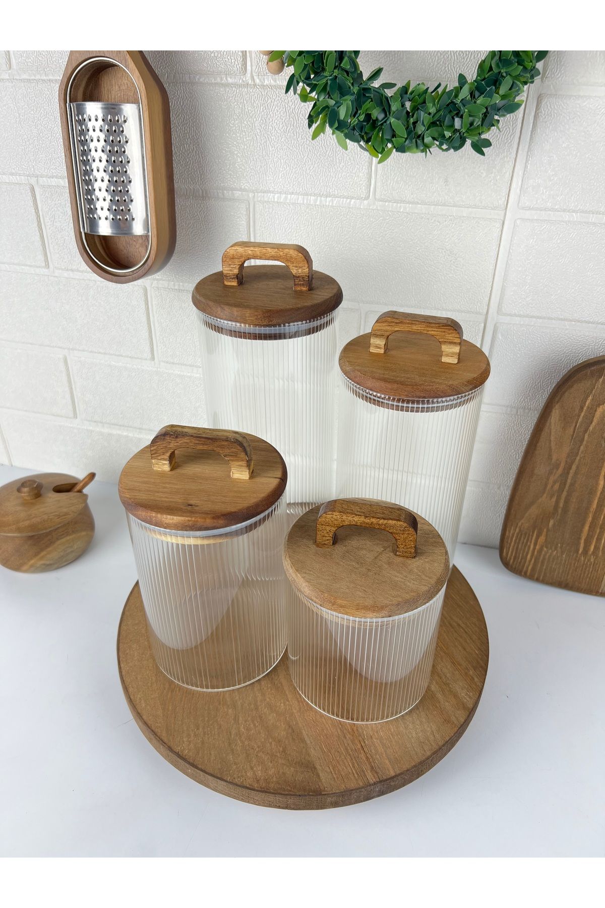 Akasya Standlı 4’lü Cam Kavanoz Seti – Vakum Kapaklı