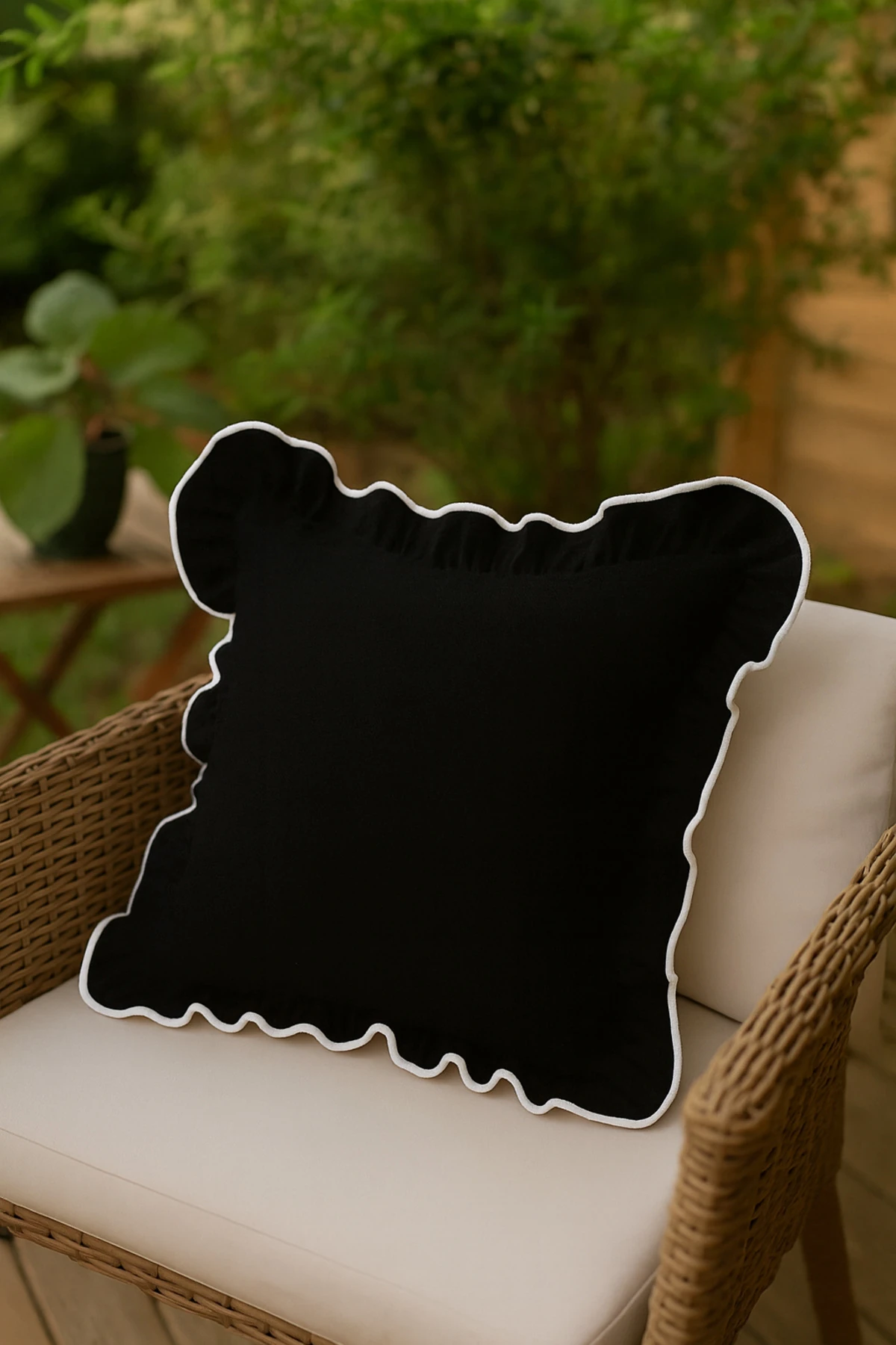 Biyeli Fırfırlı Kırlent Kılıfı - Dekoratif Yastık Kılıfı - Siyah