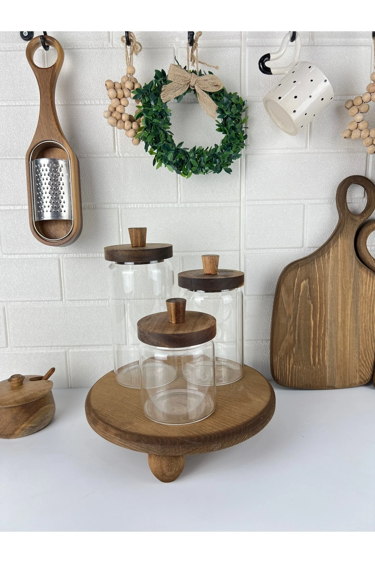 Akasya Kapaklı Ahşap Standlı 3’lü Cam Kavanoz Seti – Çay Kahve Şeker Kavanozu