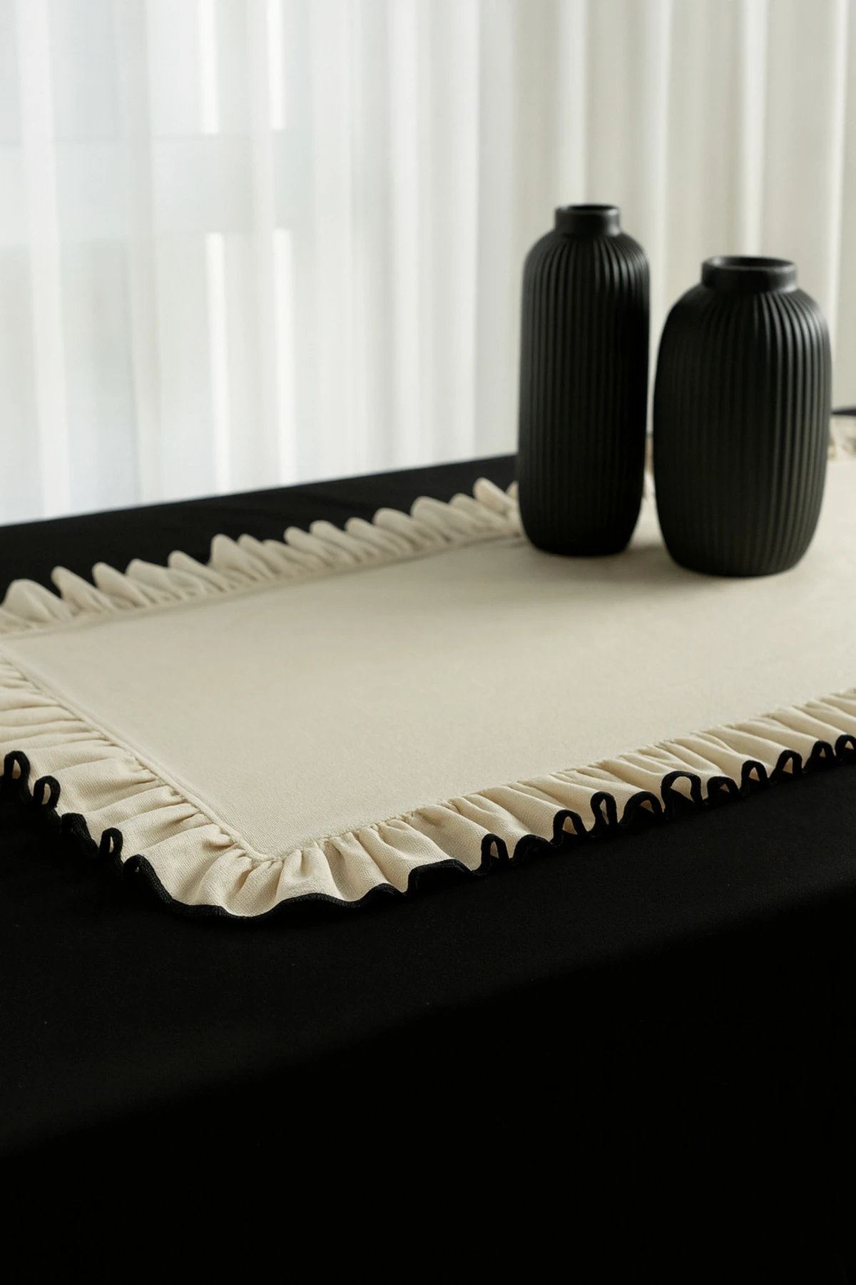 Biyeli Fırfırlı Ham Keten Runner – 40×120 cm | Siyah Biyeli, Doğal ve Zarif Sofra Dekoru