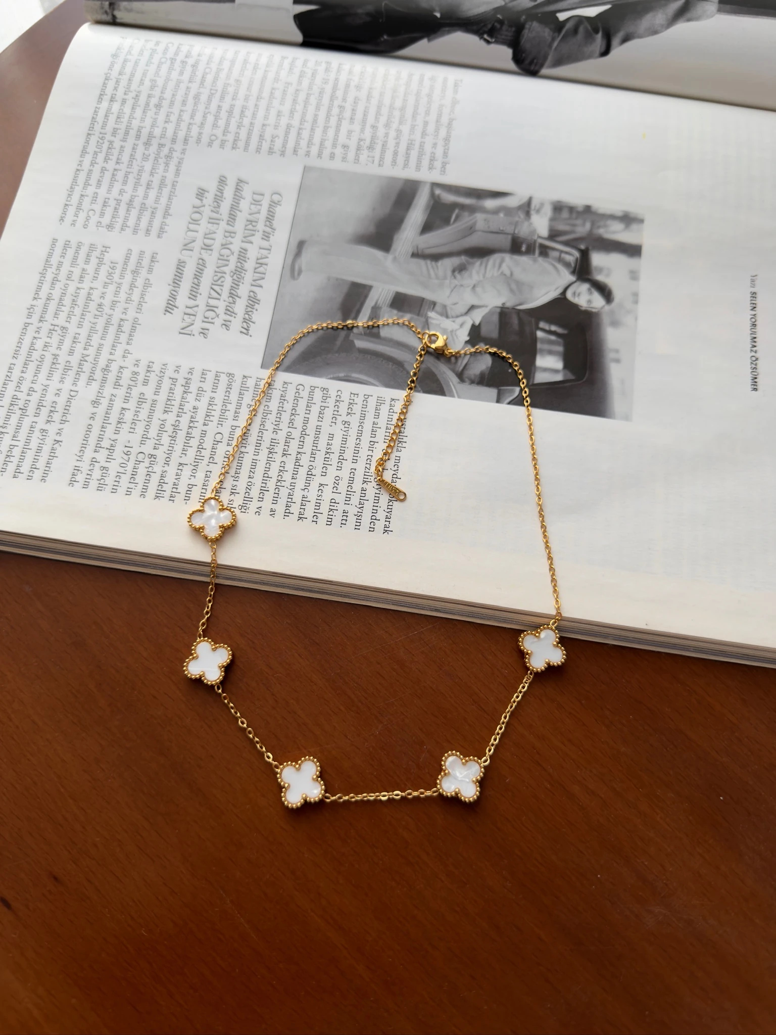 Çelik Sedefli Beyaz Yonca Kolye