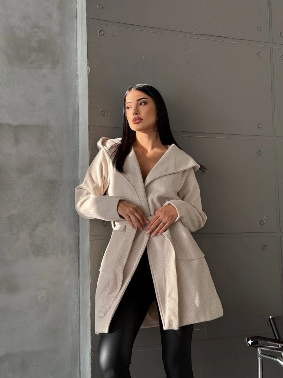 KISA KREM KUŞAKLI CEPLİ KAŞE KABAN