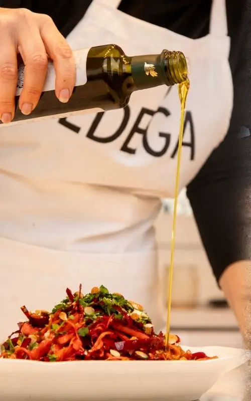 EDEGA zeytinyağını salataya dökerken