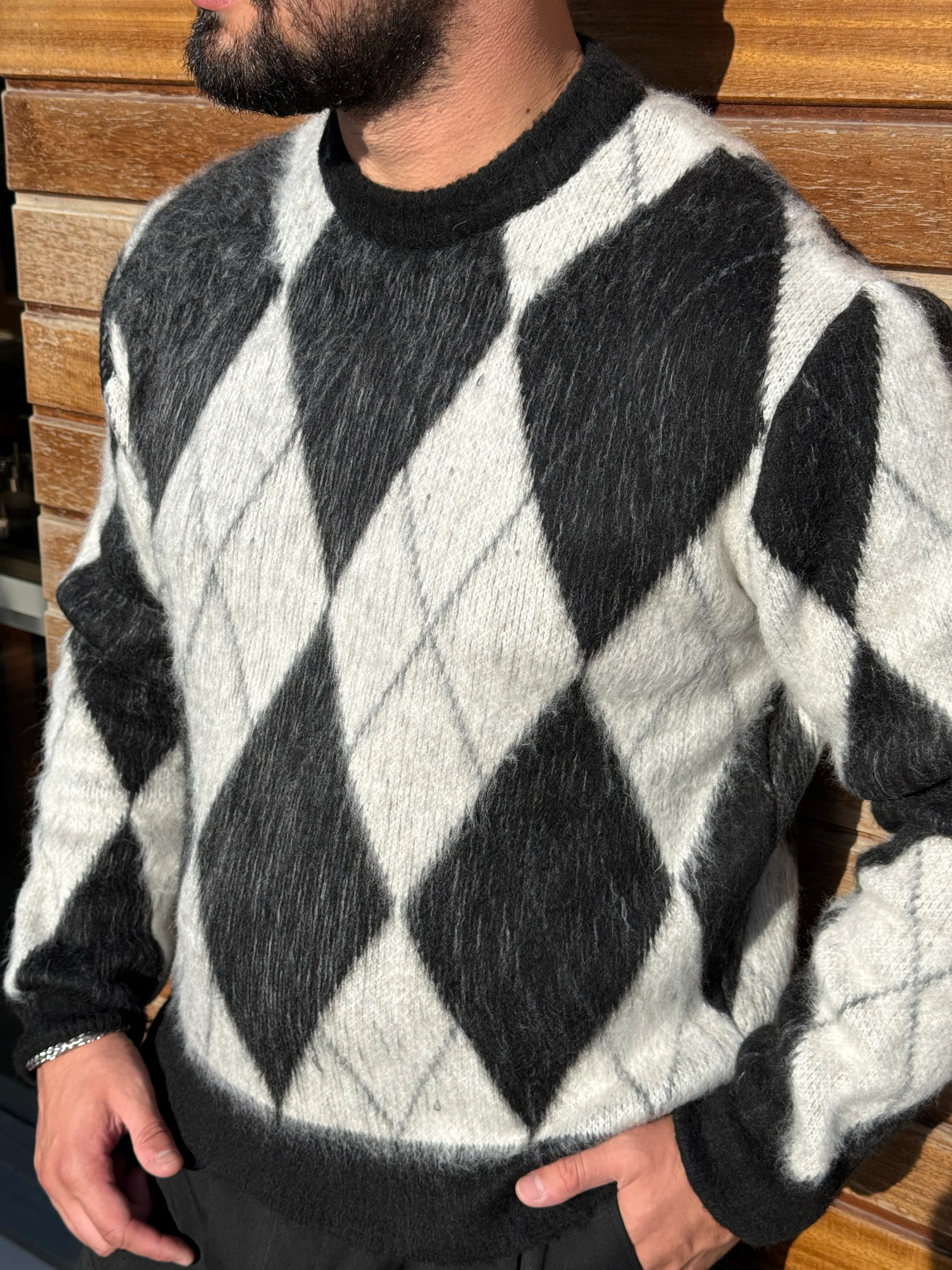 BAKVALA DESENLİ SİYAH KAZAK