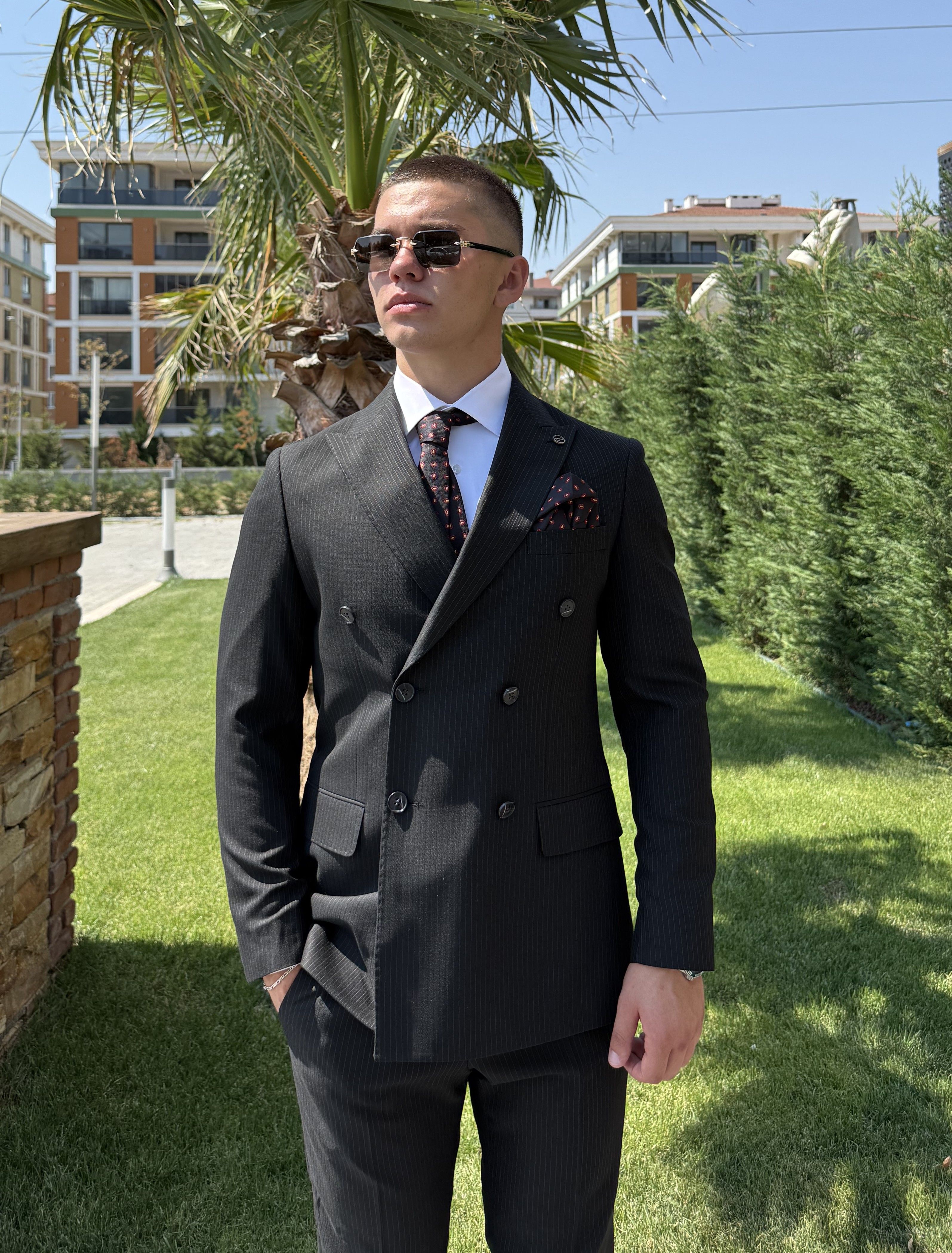 Çizgili Siyah Kruvaze Takım Elbise