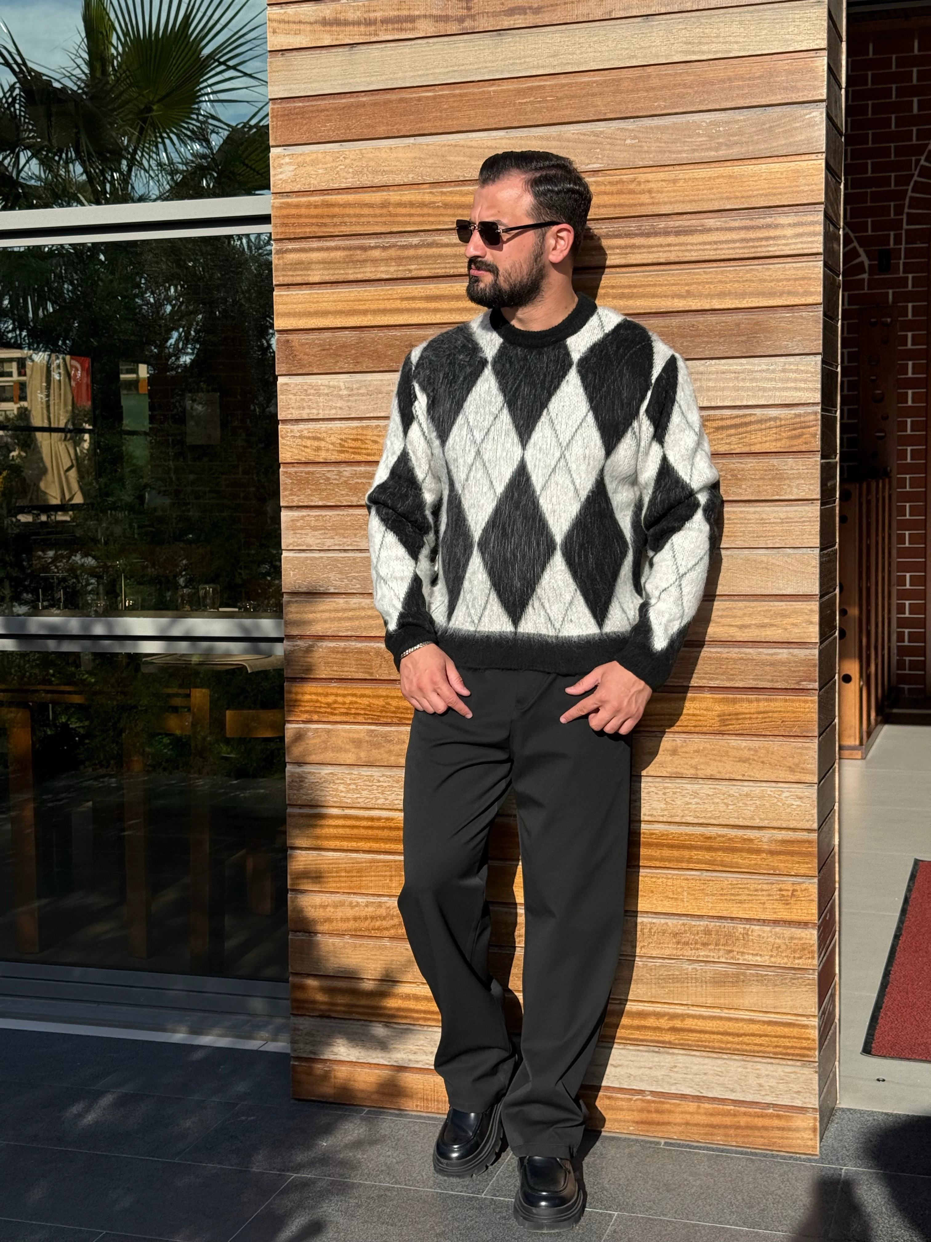 BAKVALA DESENLİ SİYAH KAZAK