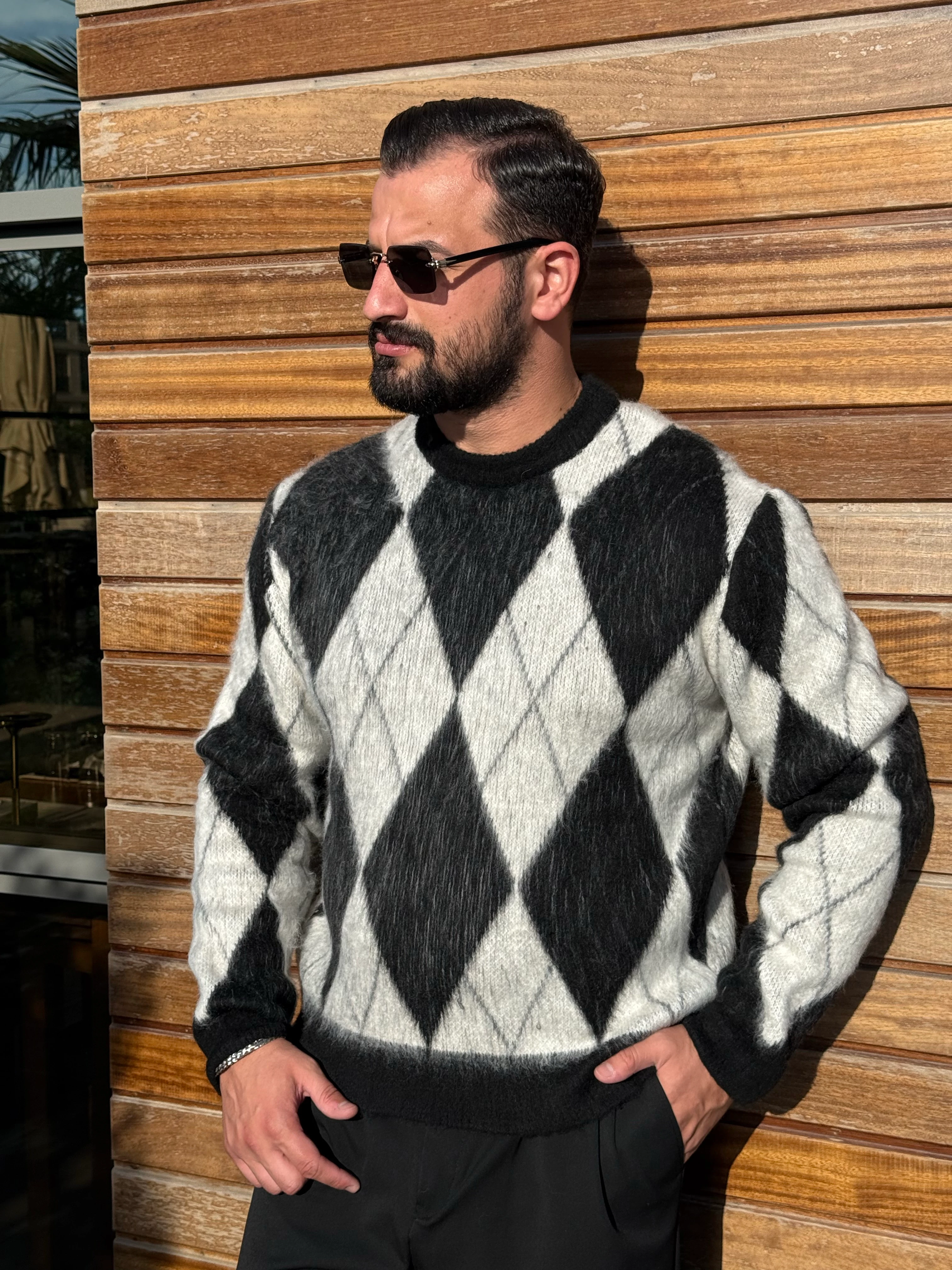 BAKVALA DESENLİ SİYAH KAZAK