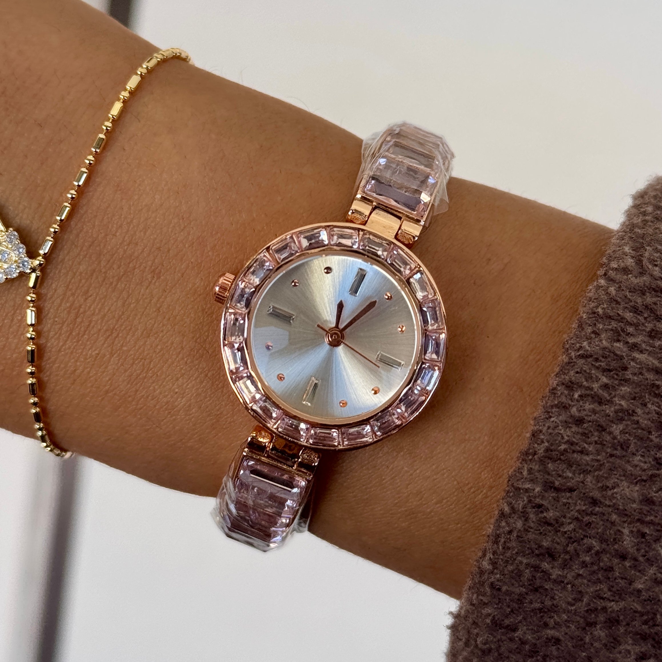 Marka model pembe-gold saat