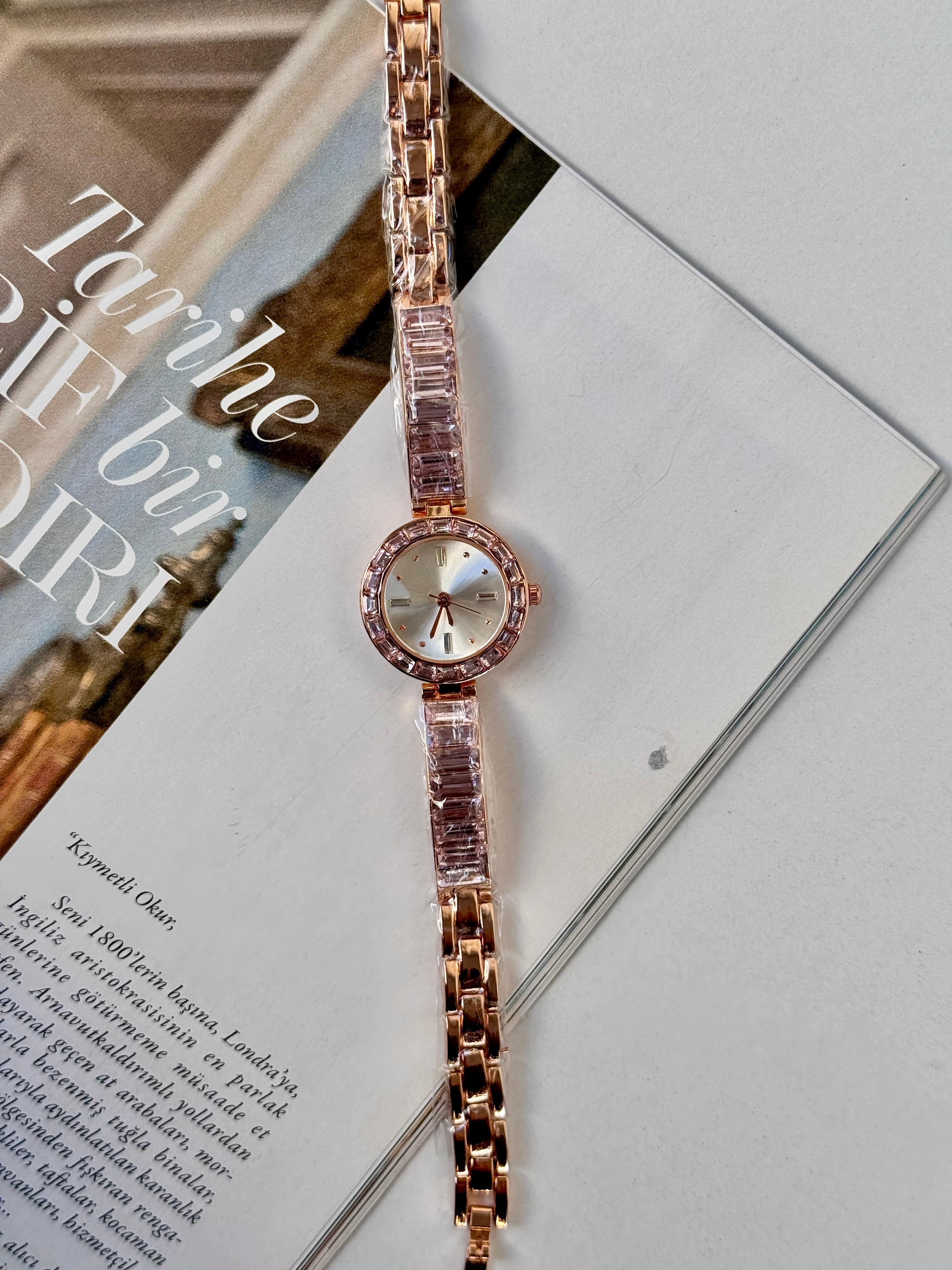 Marka model pembe-gold saat
