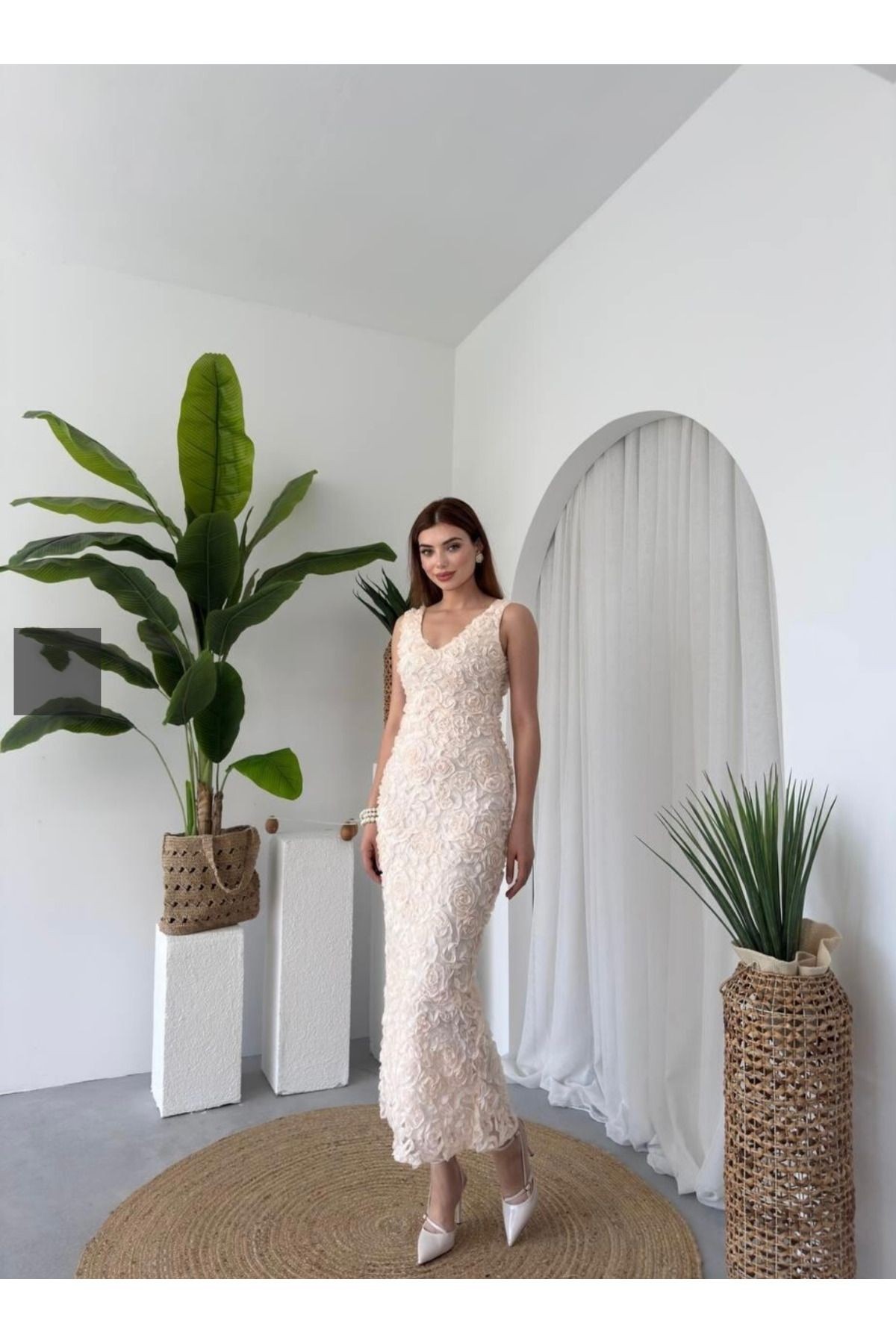 Gül Detaylı Işlemeli Yırtmaçlı Elbise