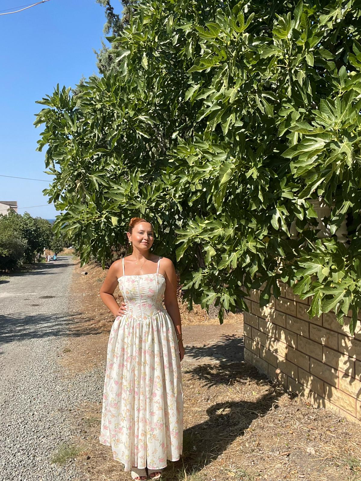 Çiçek desenli askılı belden açılan şık elbise