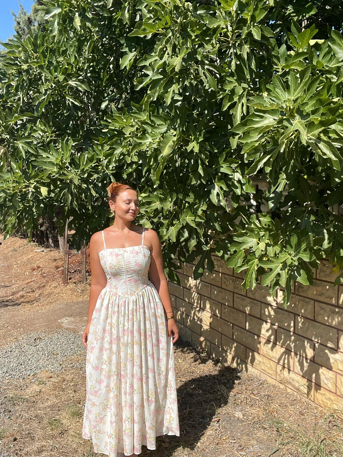 Çiçek desenli askılı belden açılan şık elbise