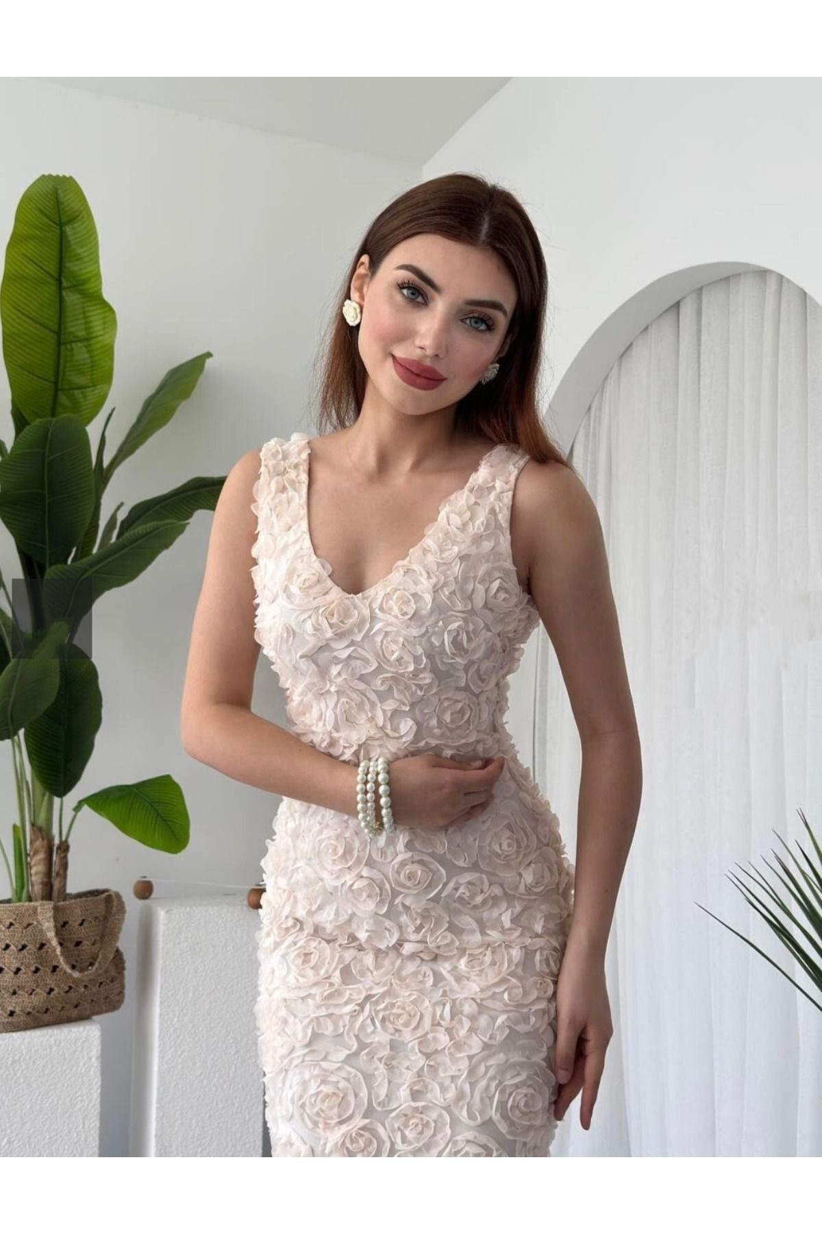Gül Detaylı Işlemeli Yırtmaçlı Elbise