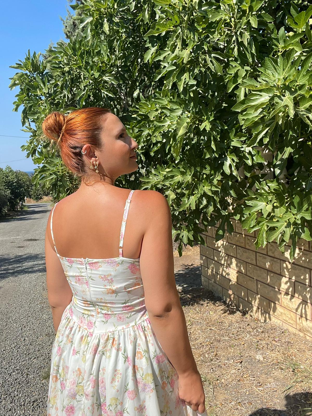 Çiçek desenli askılı belden açılan şık elbise