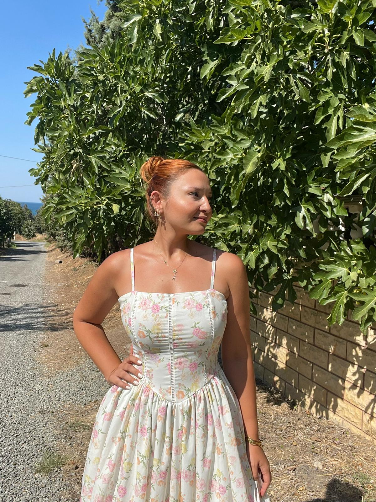 Çiçek desenli askılı belden açılan şık elbise