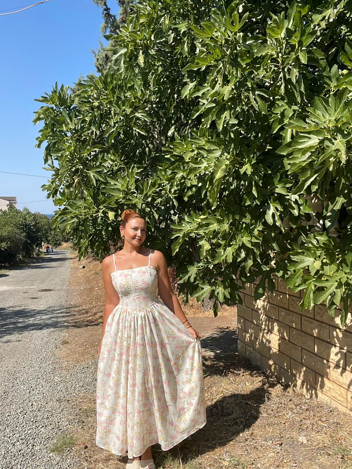 Çiçek desenli askılı belden açılan şık elbise