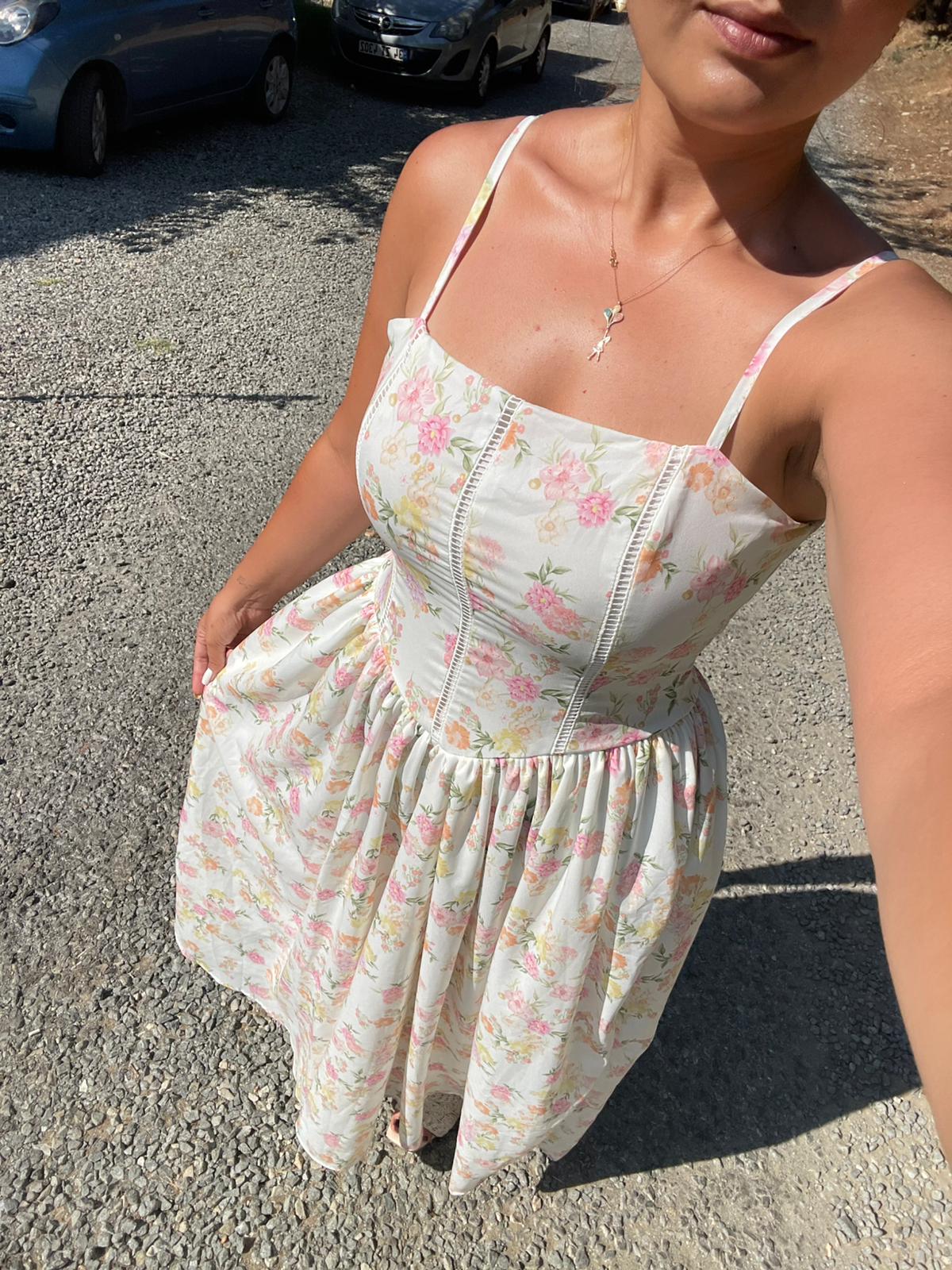 Çiçek desenli askılı belden açılan şık elbise