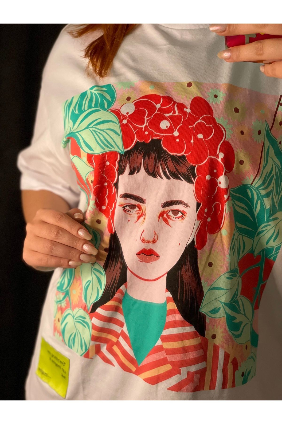 Renkli Kız Silüeti Baskılı Tshirt