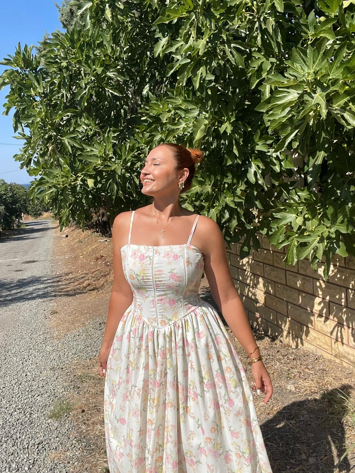 Çiçek desenli askılı belden açılan şık elbise